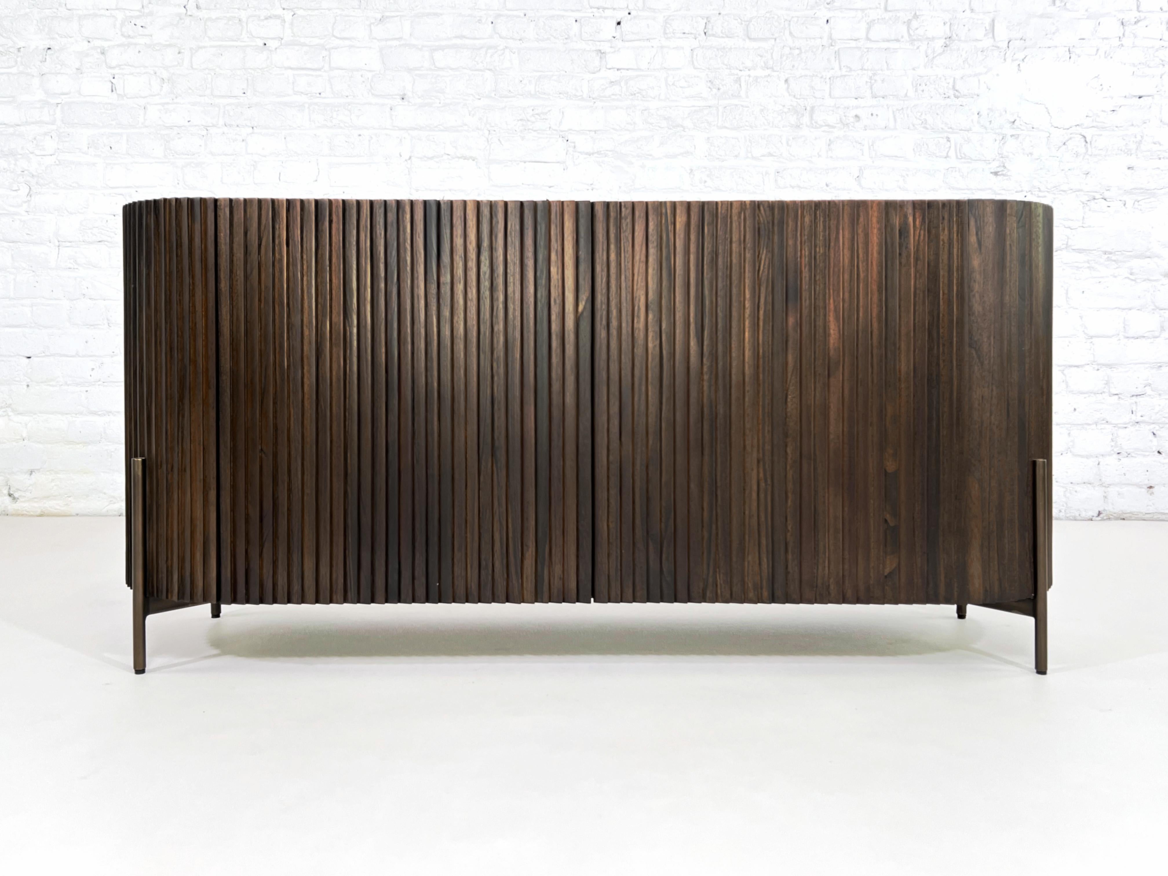 Buffet ovale en bois et en laiton avec dessus en marbre, style Brutalist et design MCM en vente 4