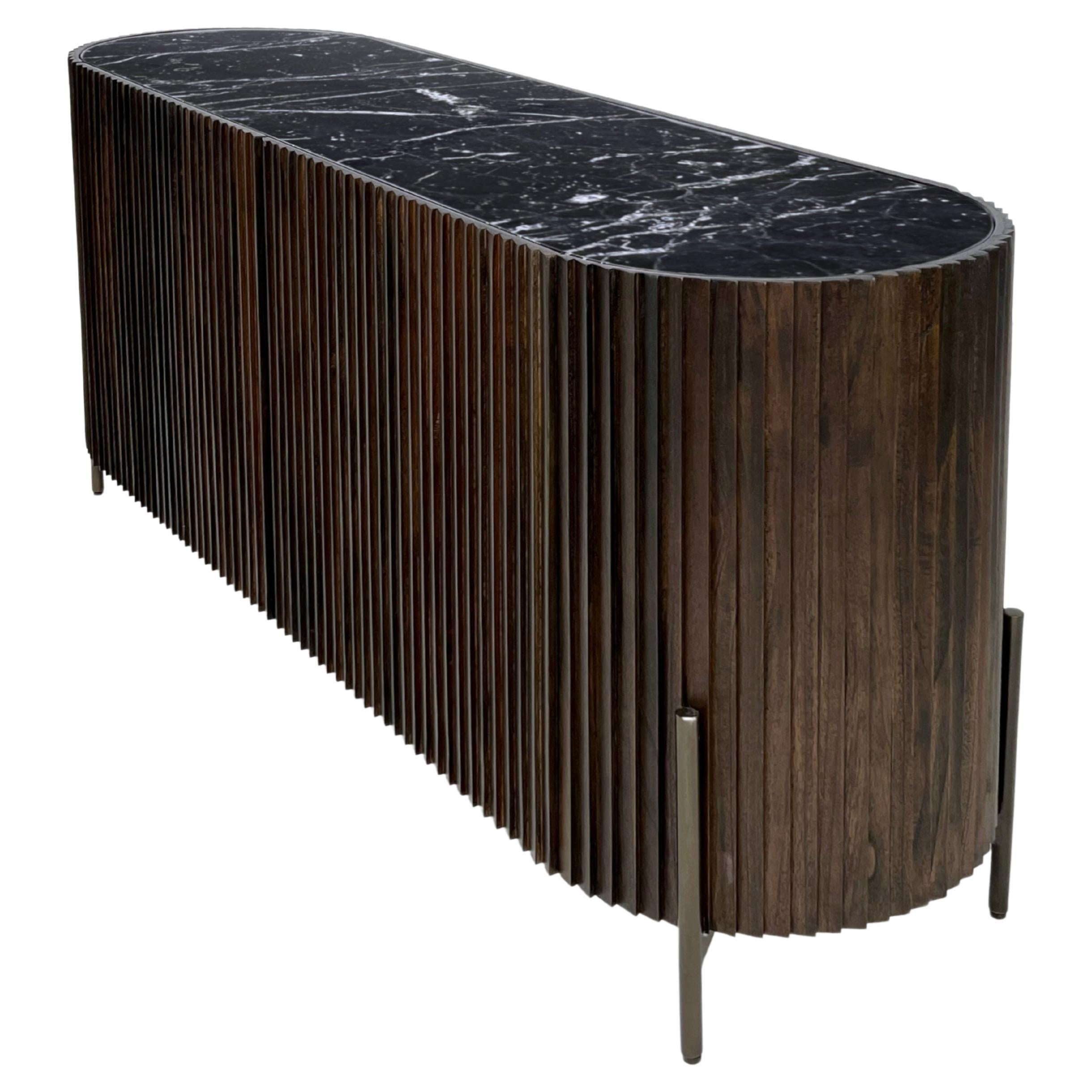 Ovales Sideboard aus Holz und Marmor mit Holz- und Messingplatte im brutalistischen Stil und MCM-Design