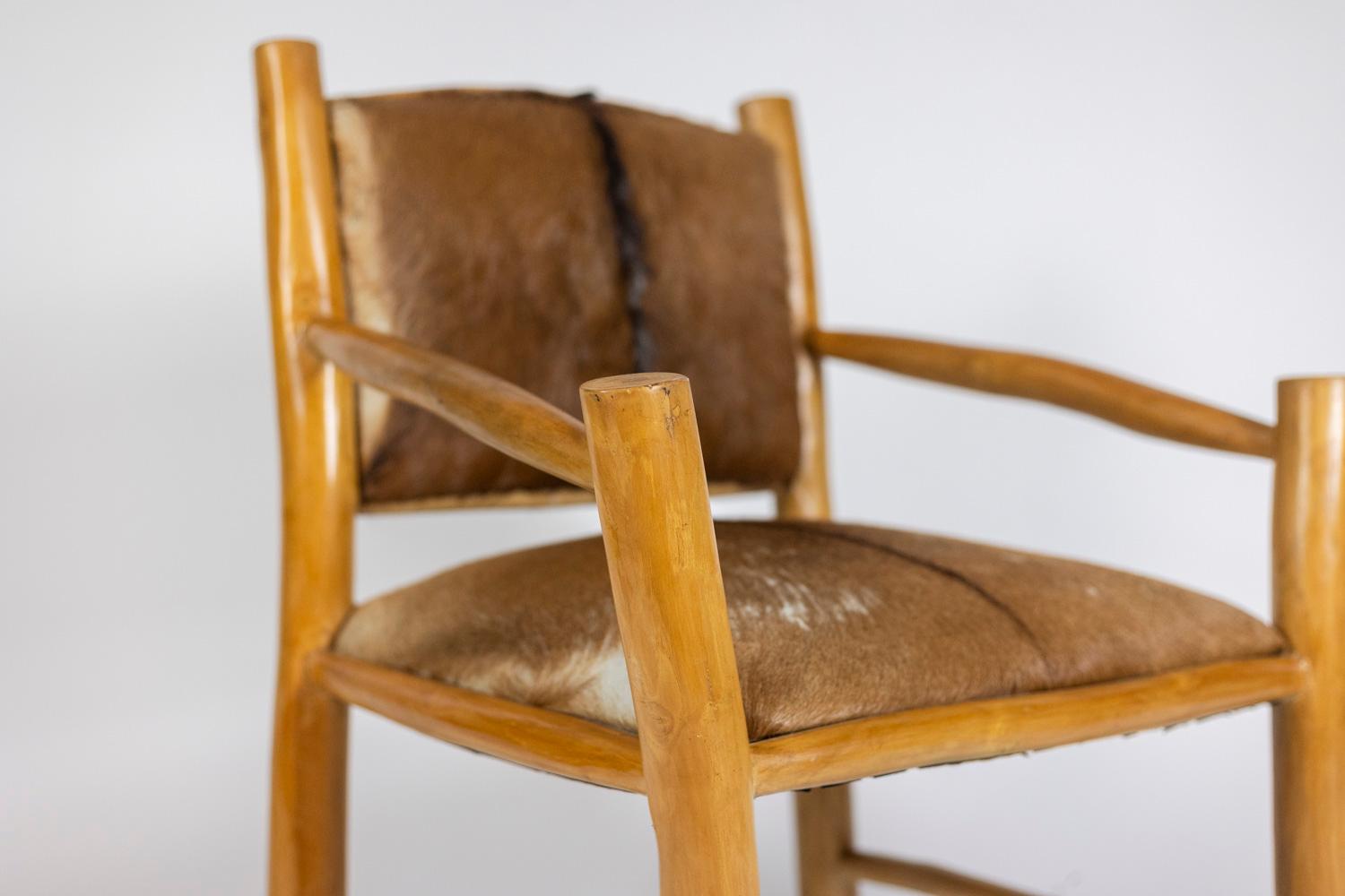 Brutalist style armchair in elm and goatskin, 1970s For Sale 2