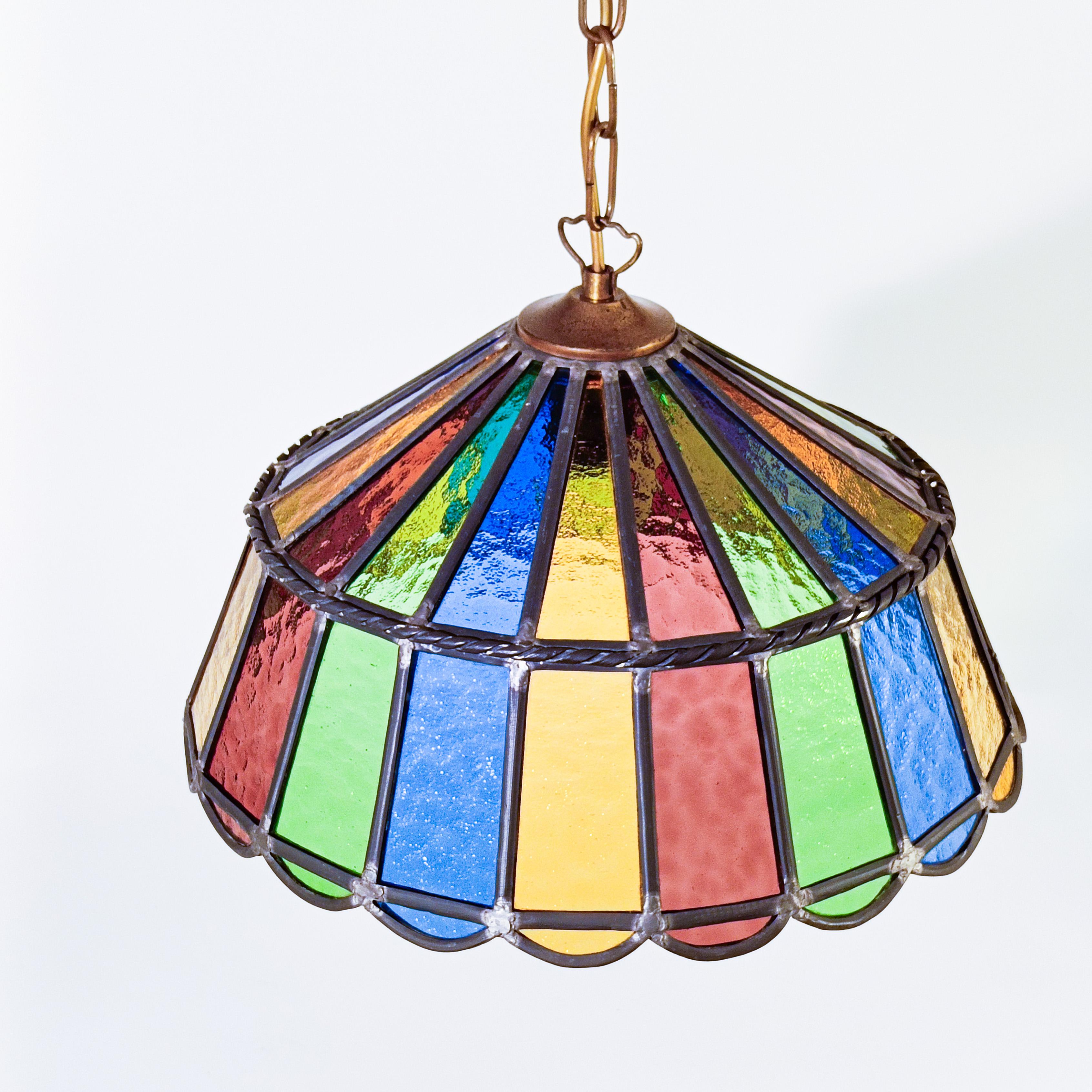 Lampada a sospensione brutalista di Ferro Art (nota anche come Ferroarte), Spagna, anni Settanta. Una struttura in ferro battuto e piombo saldata con pezzi di vetro artistico multicolore con texture e dimensioni diverse, che ricorda la forma di un