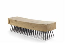 Banco de estilo brutalista tallado en un solo bloque de madera de cedro perfumada