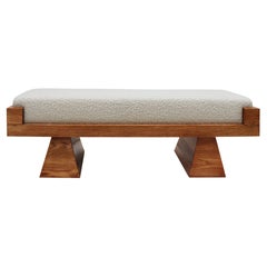 Panchina brutalista italiana in rovere massiccio e lana bouclé