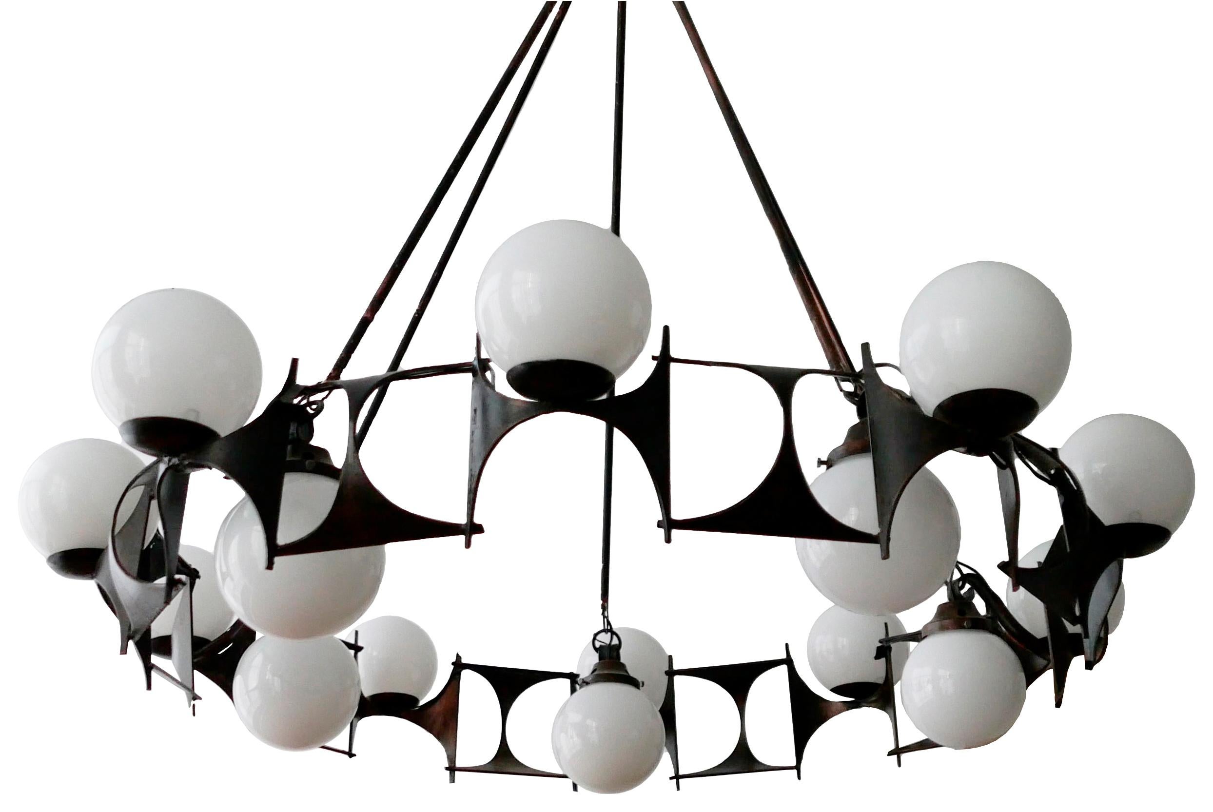 Brutalist style chandelier lamp from the 1950s

Discover the majesty and timeless charm of our brutalist style lamp from the 50s. With its circular design of 130 cm in diameter.

This lamp is much more than just a light source; It is a work of art