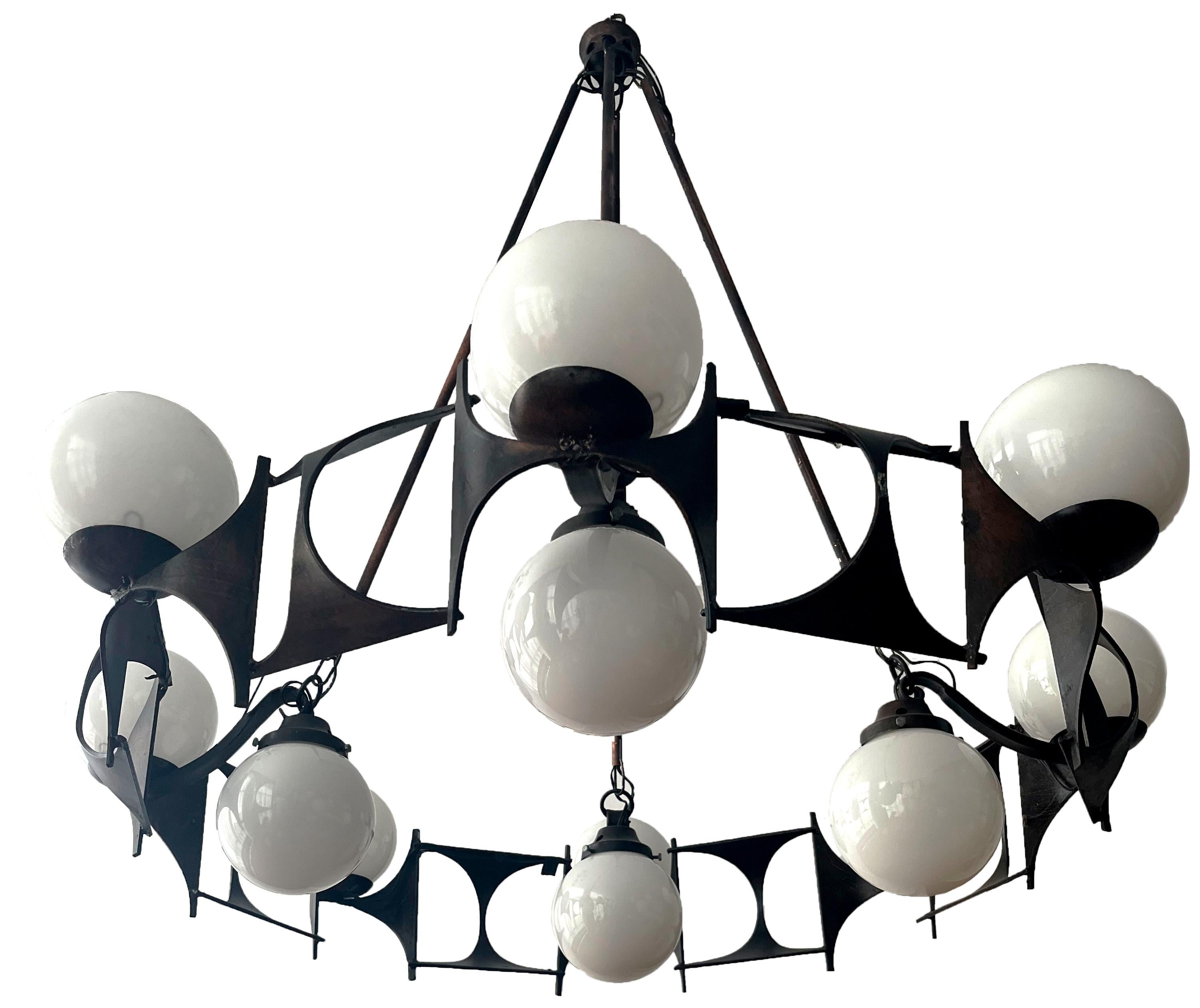 Brutalist style chandelier lamp from the 1950s

Discover the majesty and timeless charm of our brutalist style lamp from the 50s. With its circular design of 100 cm in diameter.This lamp is much more than just a light source; It is a work of art