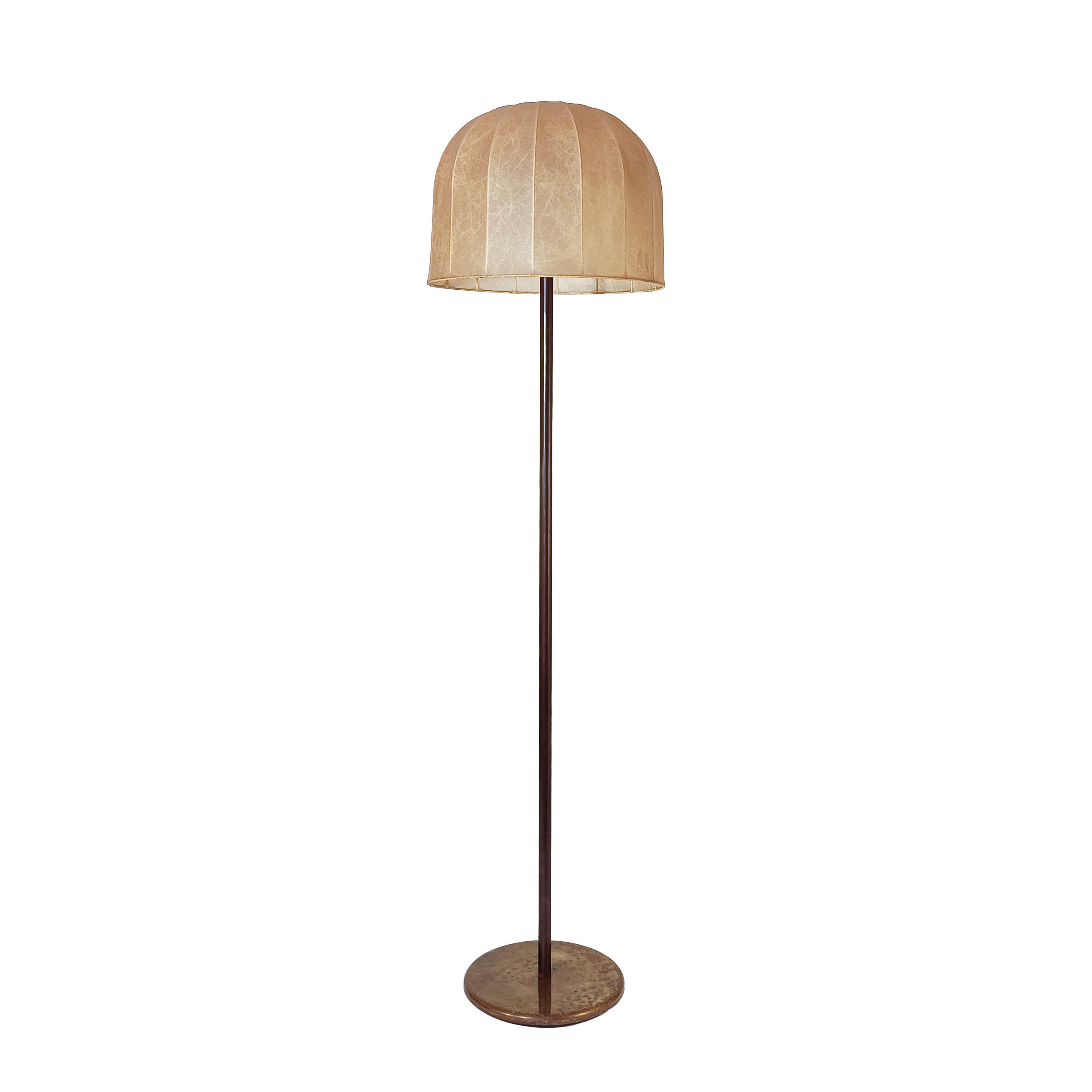 Lampadaire de style brutaliste et NO AGE par Estiluz, Espagne, années 1970. Structure en métal et laiton poli avec une très belle patine due au passage du temps. Abat-jour supérieur constitué d'une armature métallique recouverte de résine cocoon.