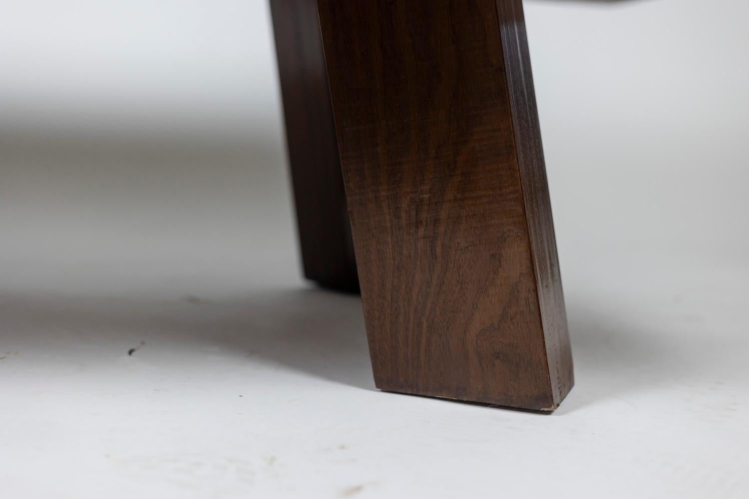 Table basse de style brutaliste, en teck massif et verni avec son plateau en stratifié noir. Base en forme de compas.

Travail français réalisé dans les années 1970.

Dimensions : H 45 x L 150 x P 87 cm

Référence : LS56861209B