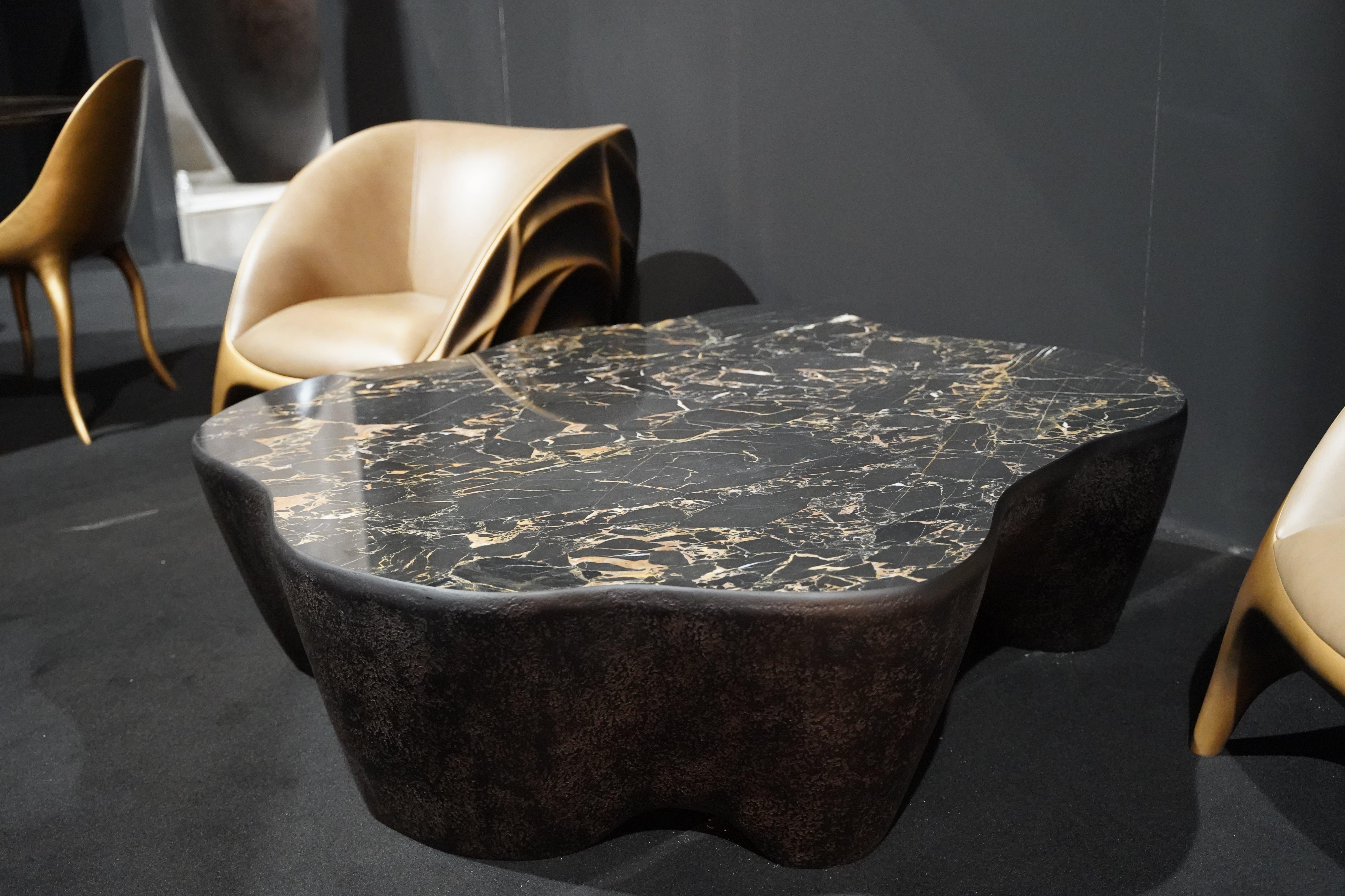 Résine Table basse de style brutaliste avec plateau en marbre Portoro Brecciato en vente