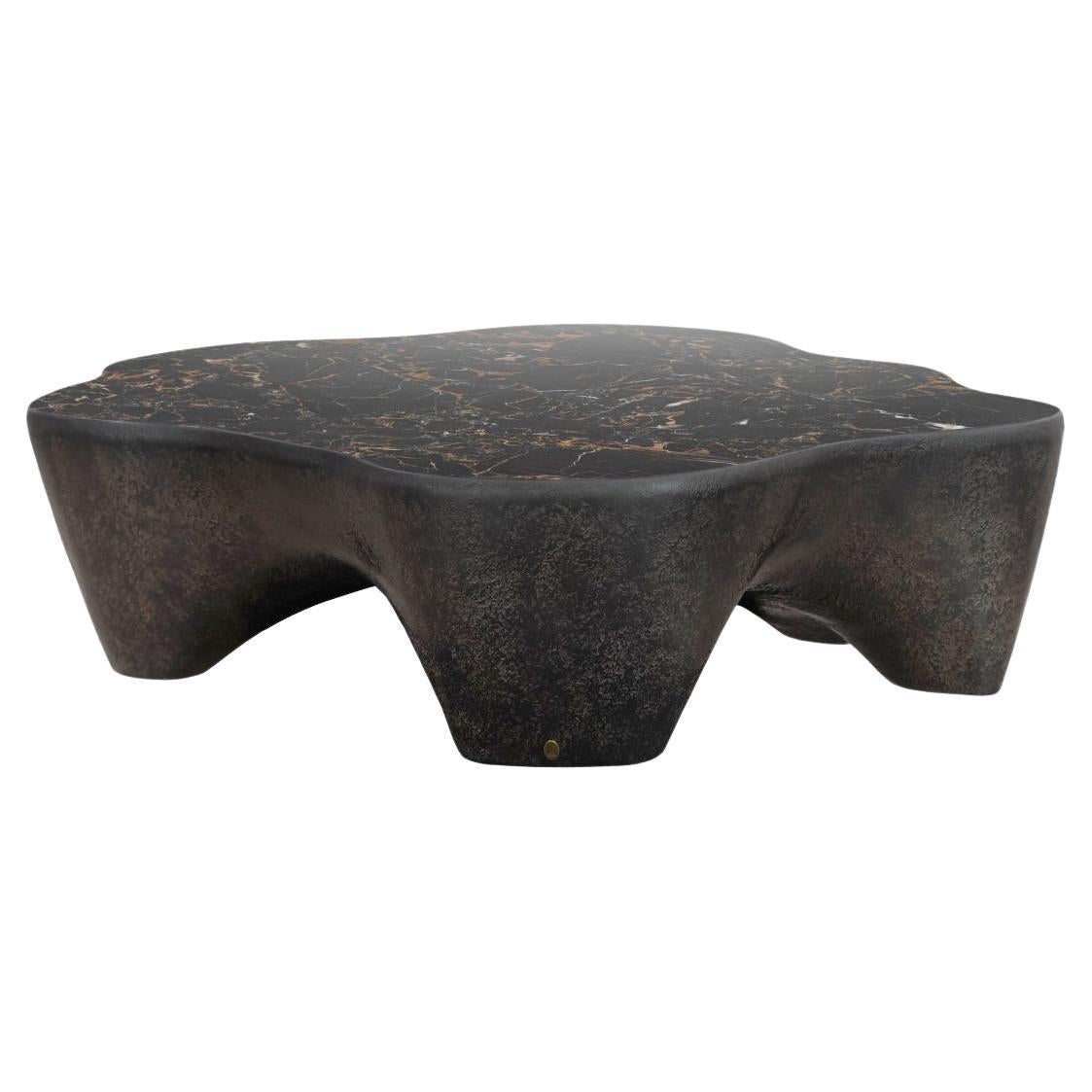 Mesa de centro de estilo brutalista con tapa de mármol Portoro Brecciato