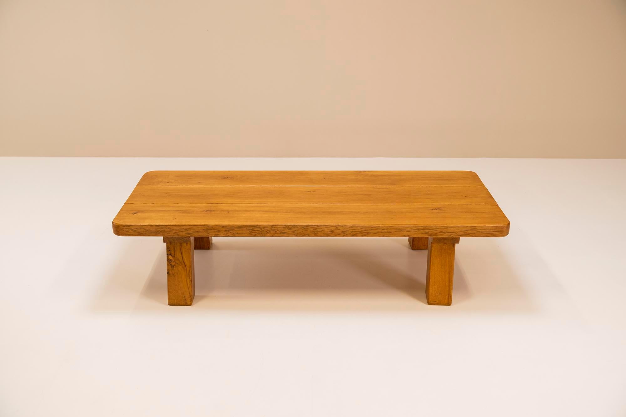 Robust, firm, and well-proportioned are the characteristics of this beautiful French coffee table in the style of brutalism from the 1960s. The blond oak has acquired a wonderful patina over the years. The top consists of three coarse parts that are
