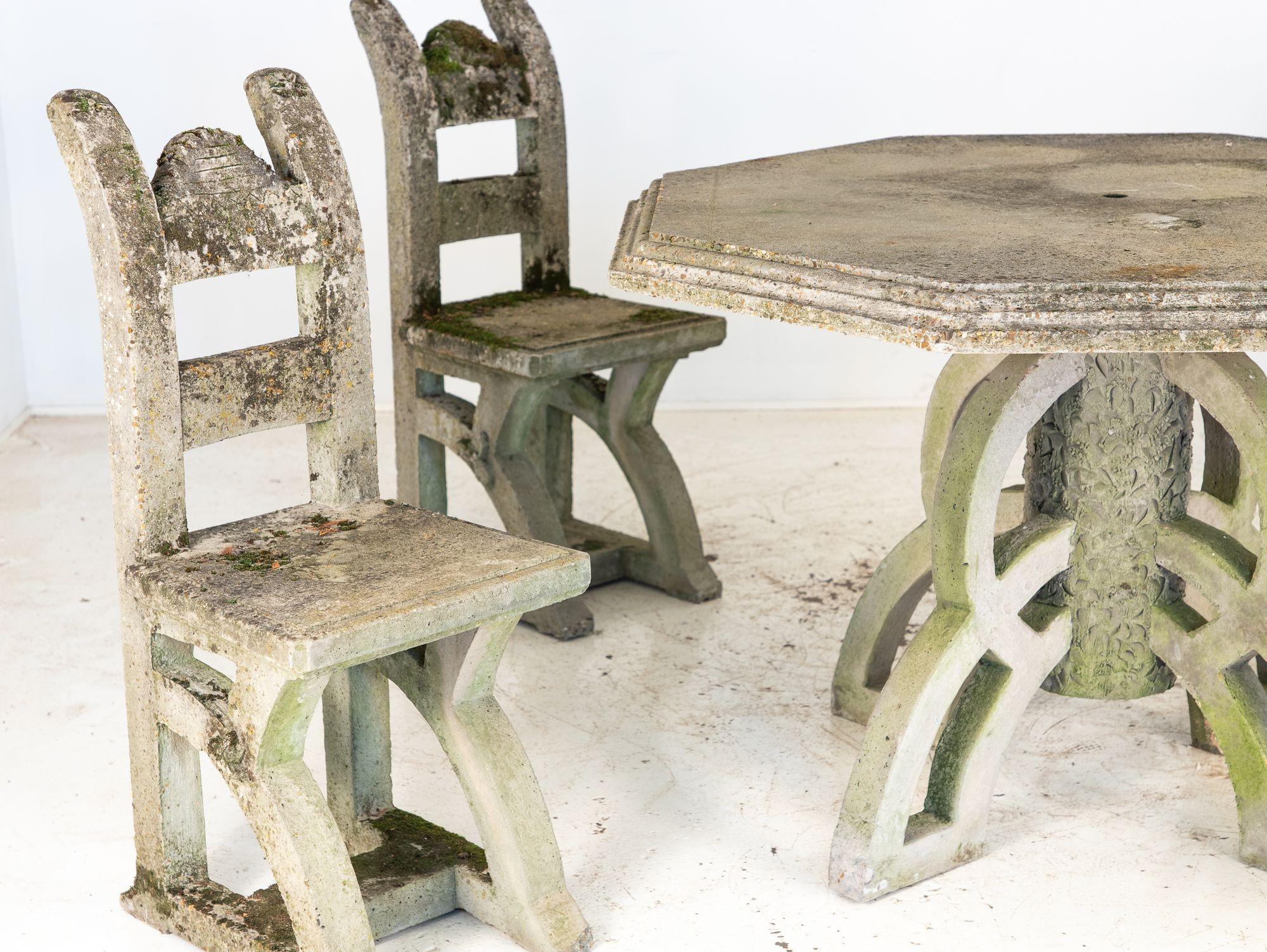 Ein markanter Betontisch im brutalistischen Stil mit vier passenden Stühlen aus dem England der 1960er Jahre. Der Tisch verfügt über eine achteckige Platte mit einer markanten, abgestuften Kante, die seinem Design eine kühne Geometrie verleiht. Der