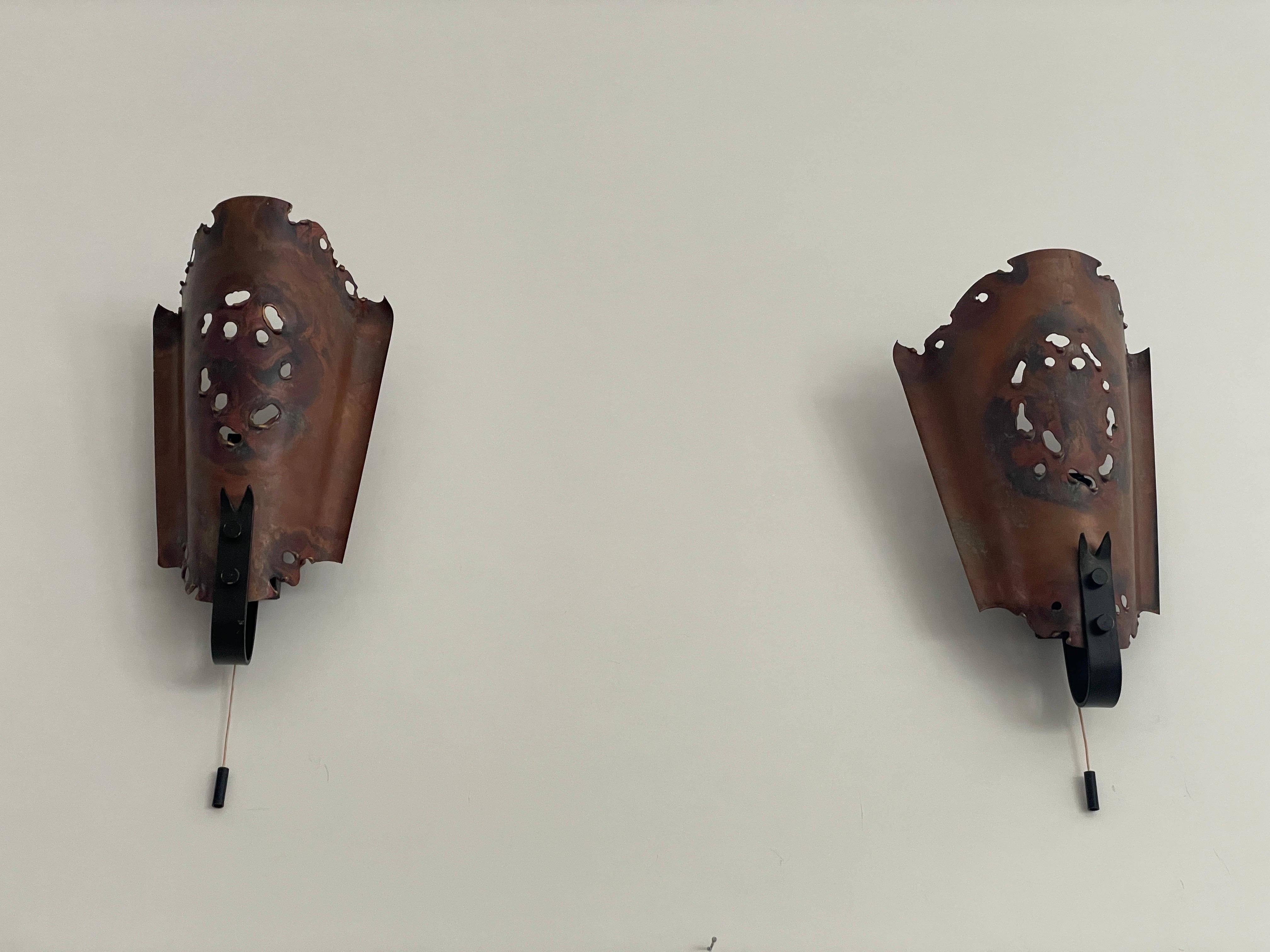 Brutalist Style Copper Pair of Sconces, 1960s, Germany

Very elegant and Minimalist sconces

9 pieces available

Lamps are in very good condition.

These lamps works with standart E14 light bulbs. 
Wired and suitable to use in all countries.