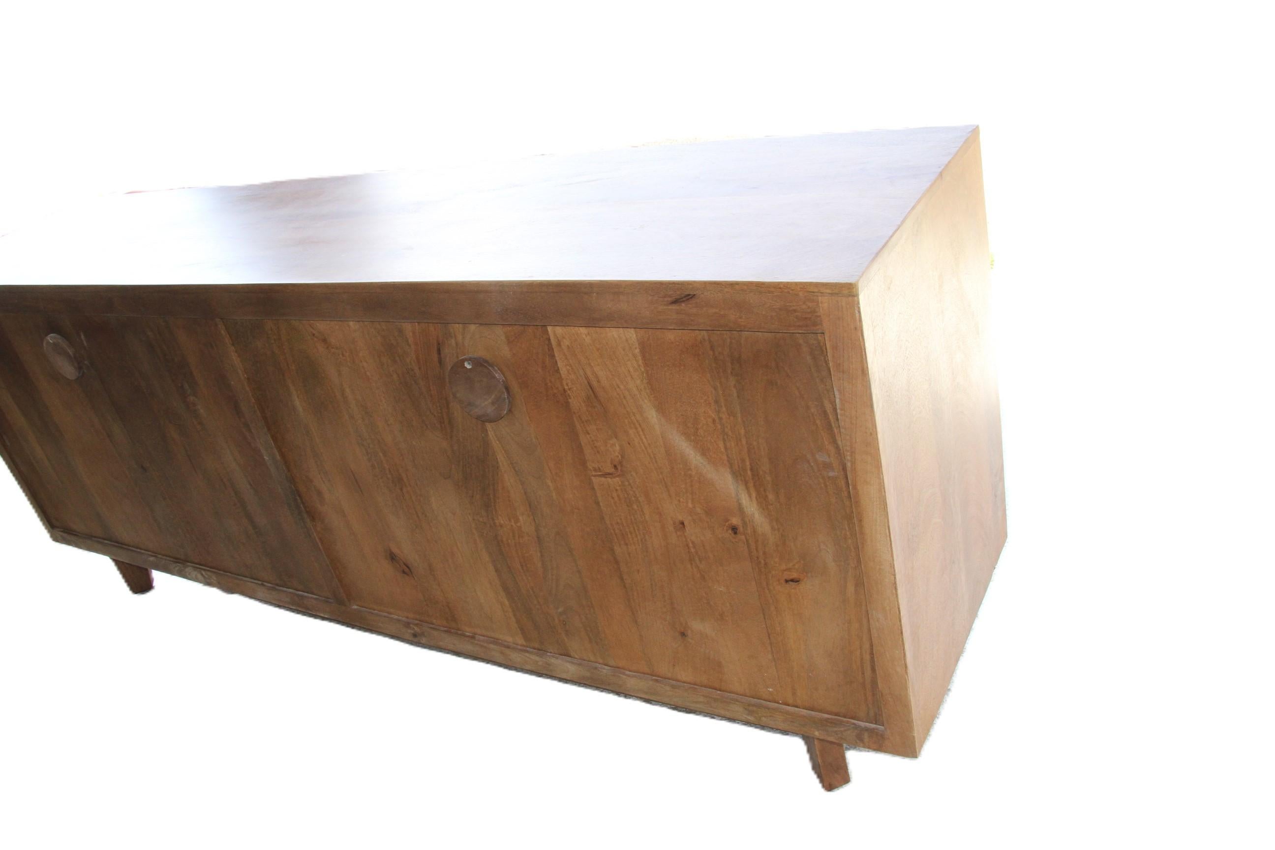 Credenza de cuatro puertas de estilo brutalista en venta 6