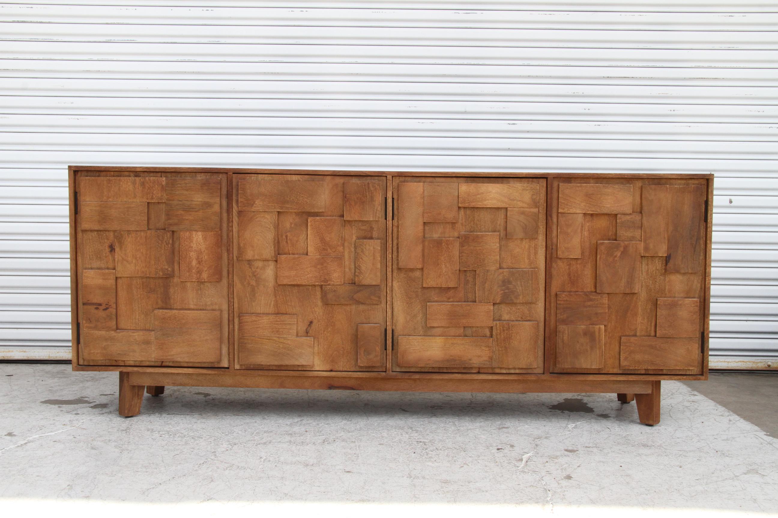 Eleva tu hogar con la exquisita Credenza Mondrian. Fabricado con lujosa madera de mango, su diseño contemporáneo y espacioso. Aporta funcionalidad y elegancia. Realza tu decoración sin esfuerzo con esta pieza atemporal.

Dimensión:

Altura