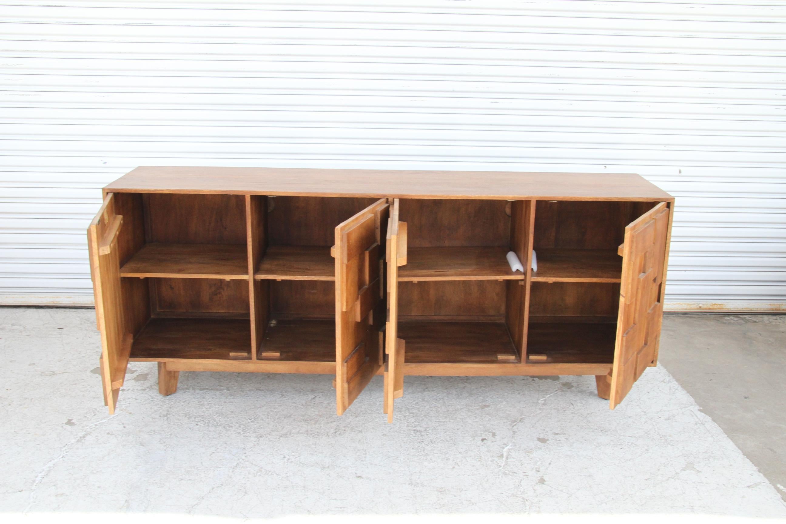 Credenza de cuatro puertas de estilo brutalista Madera en venta