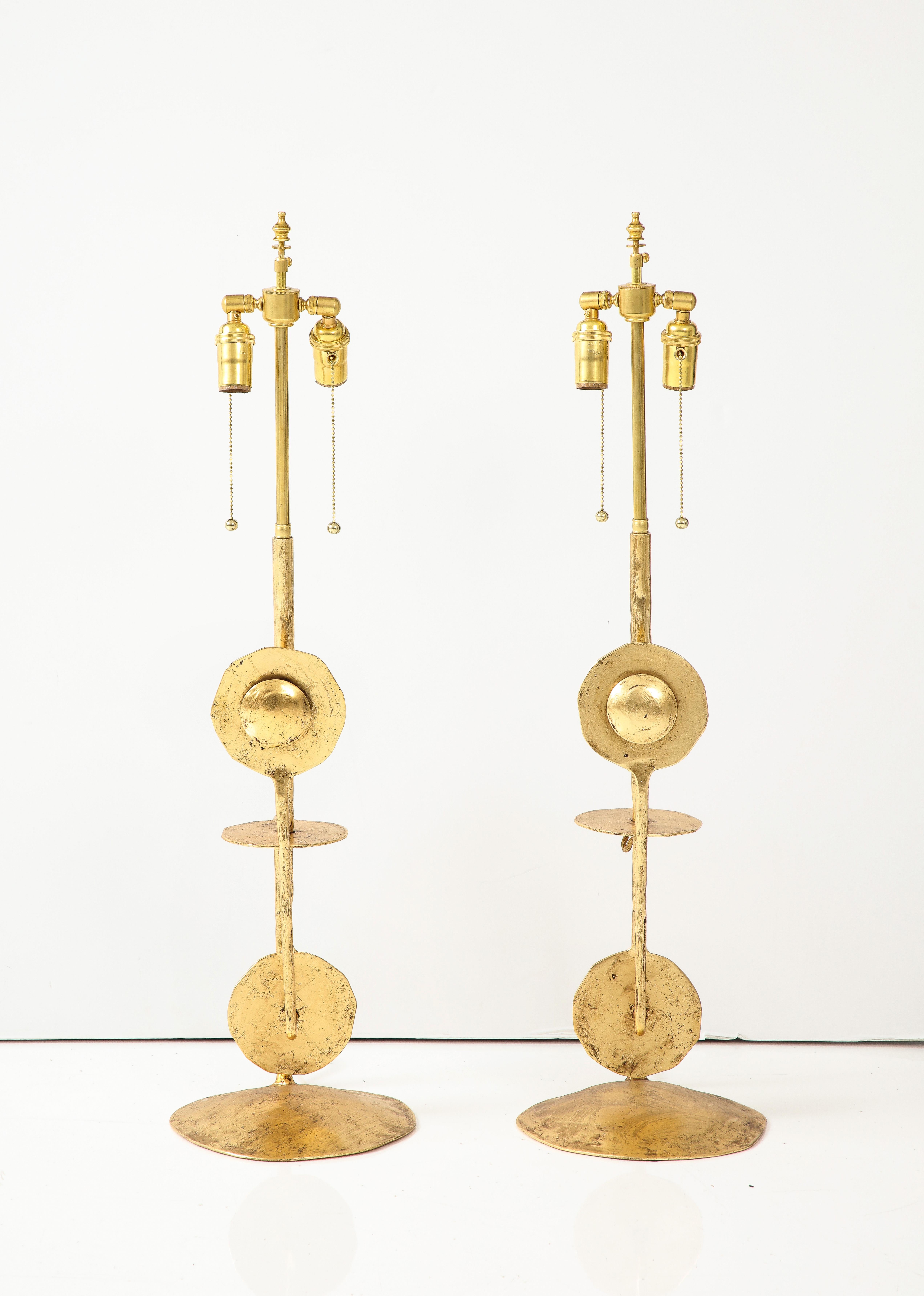 Étonnante paire de lampes de table italiennes en métal doré de style Brutaliste, récemment recâblées avec un cordon de soie, avec une usure et une patine mineures.
