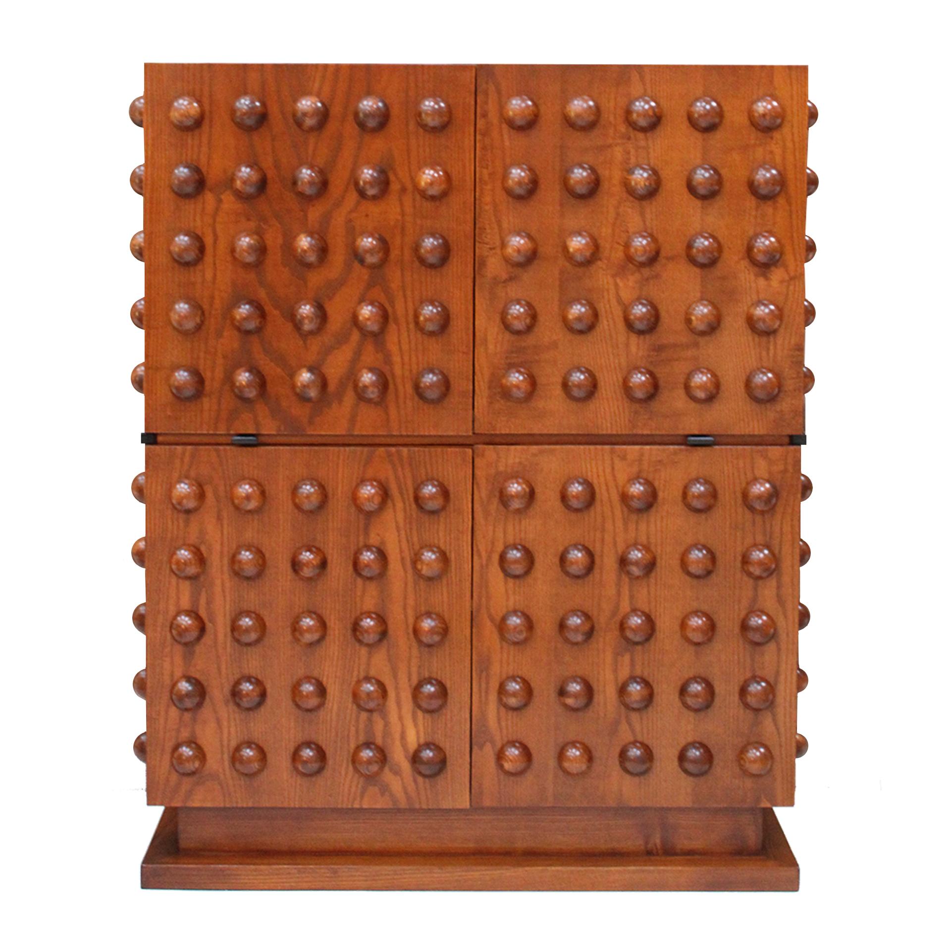 Meuble bar italien en bois de chêne sculpté à la main avec quatre portes pliantes et une étagère intérieure centrale. 

Découvrez l'essence du style italien avec notre superbe meuble bar contemporain en bois de chêne, sculpté à la main à la