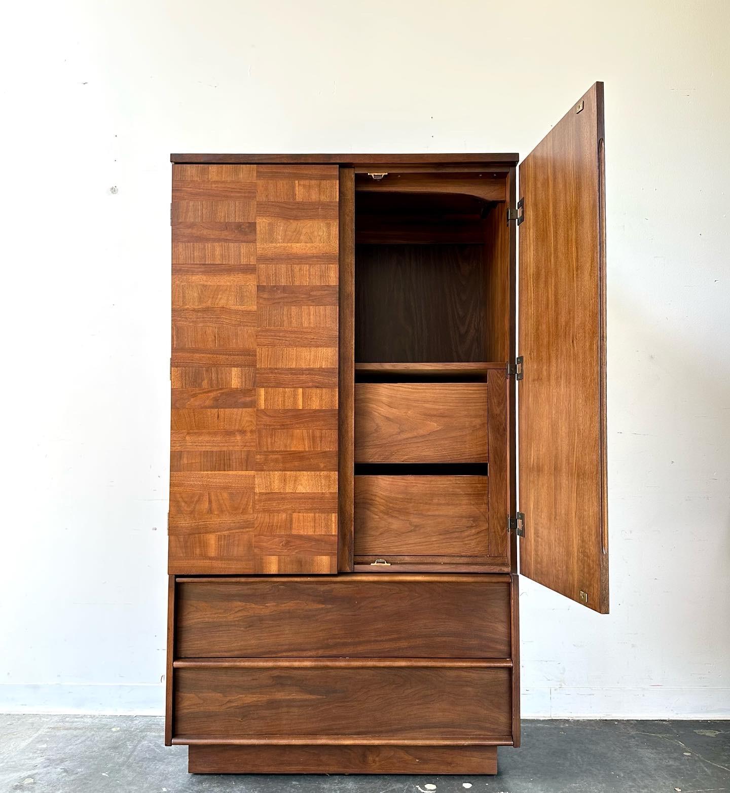 Bassett furniture gentlemen’s chest

Fantastic walnut brutalist style cabinet.
Loads of storage space with gorgeous wood grain pattern.

Very minimal age appropriate wear.

Dimensions:

38” W 
18” D
68” H 