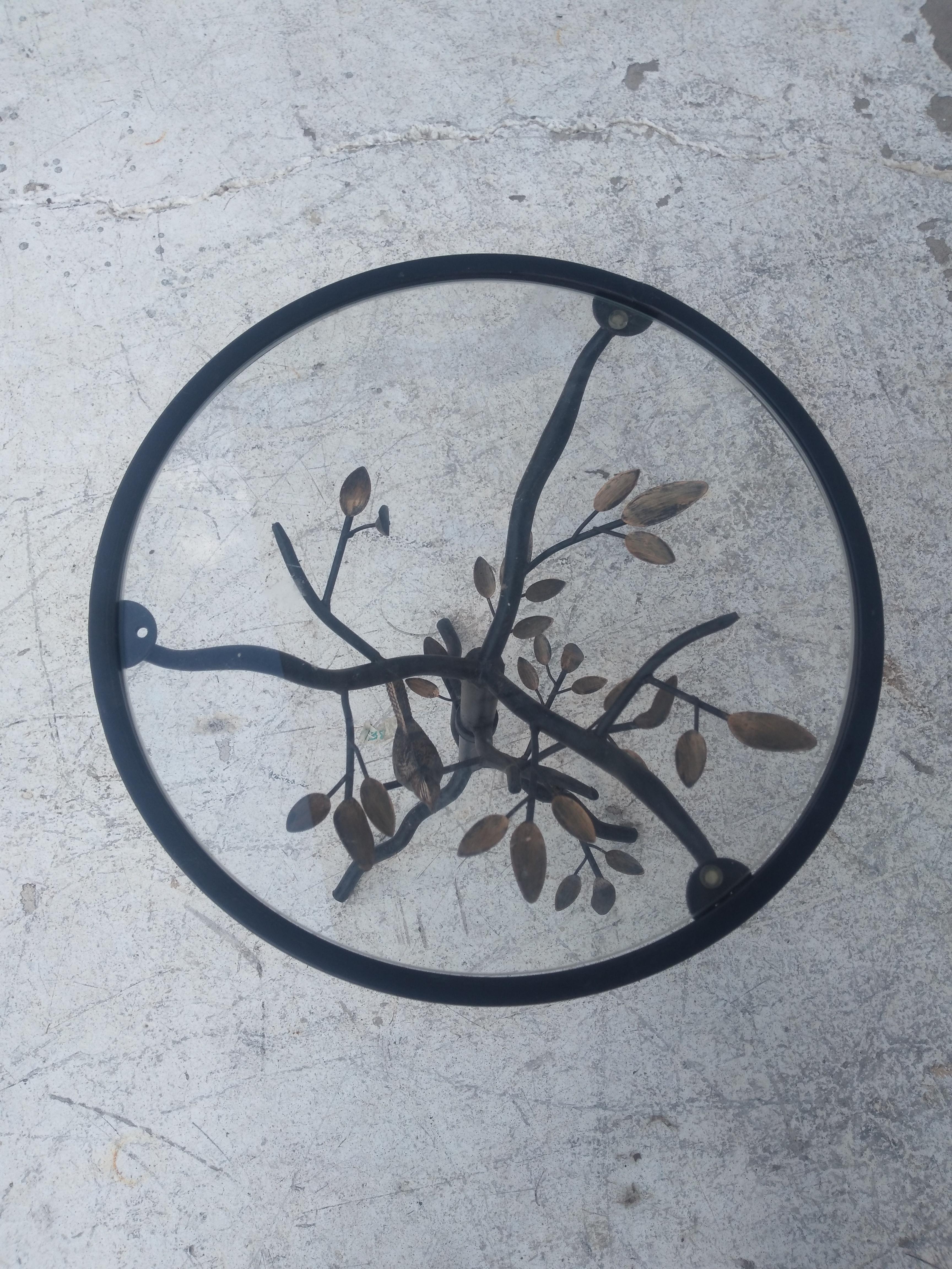 Brutalisme Table d'appoint en métal de style brutaliste avec oiseaux et plateau en verre en vente