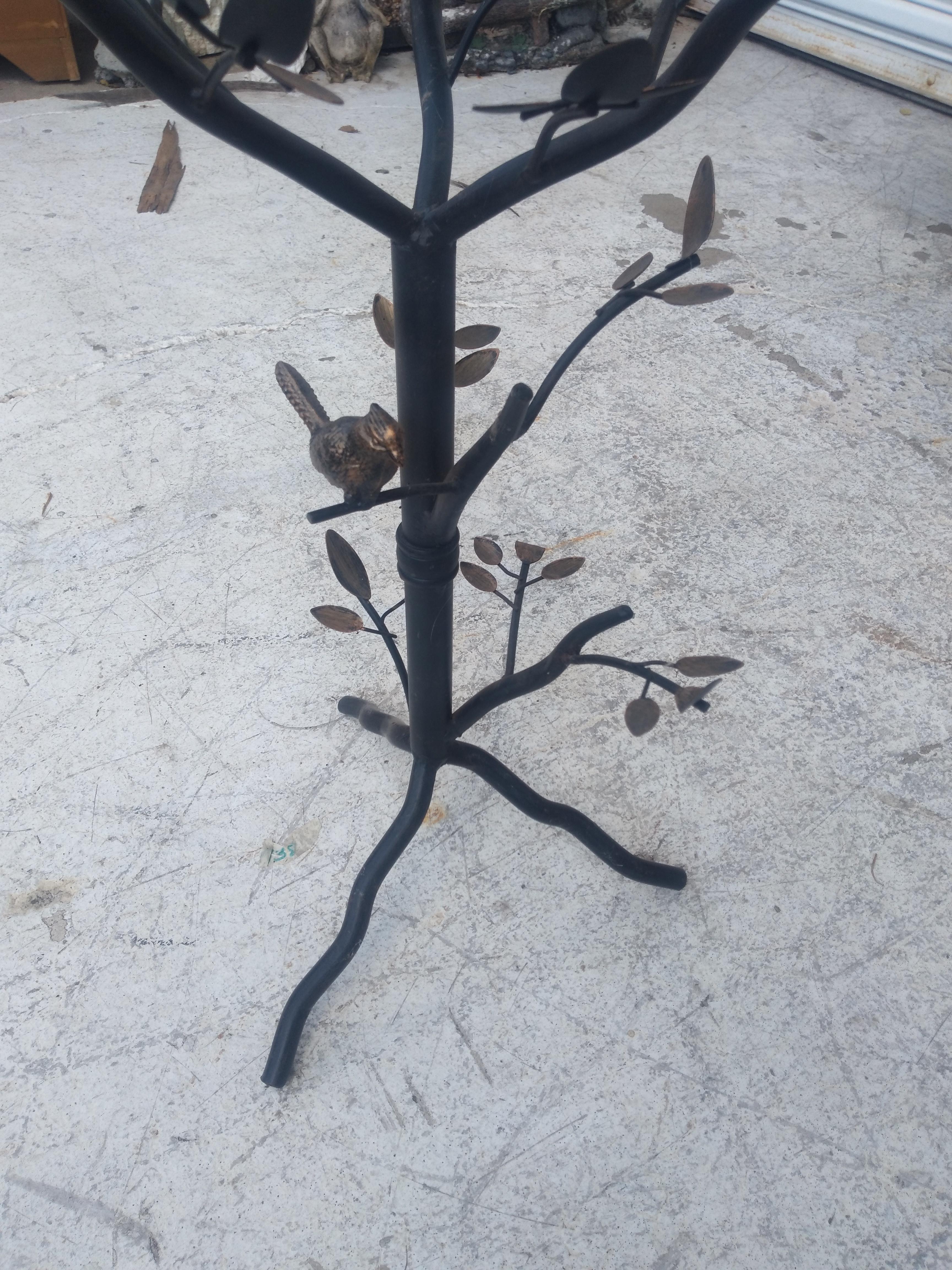 Américain Table d'appoint en métal de style brutaliste avec oiseaux et plateau en verre en vente