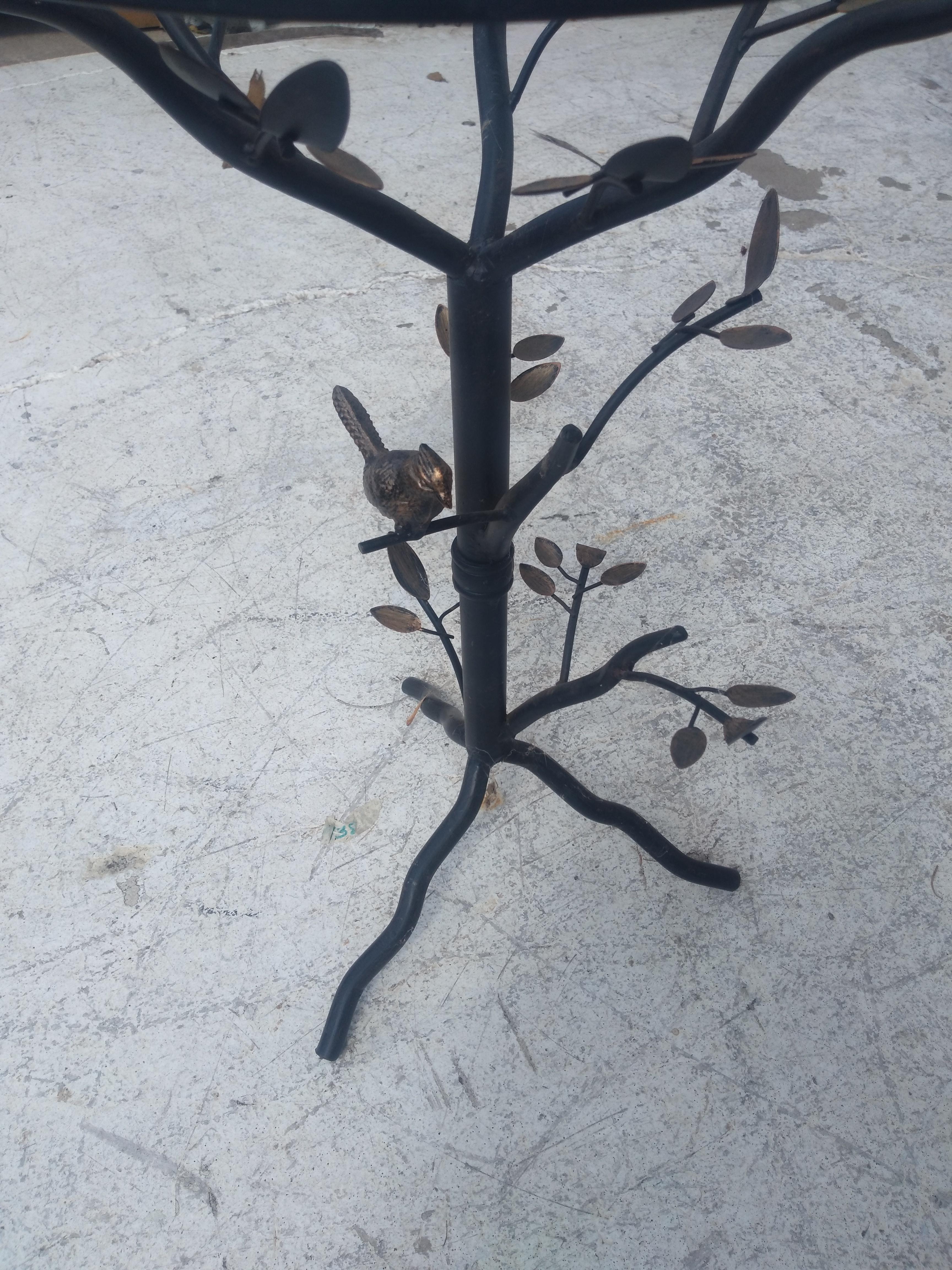 Table d'appoint en métal de style brutaliste avec oiseaux et plateau en verre Bon état - En vente à Pasadena, TX