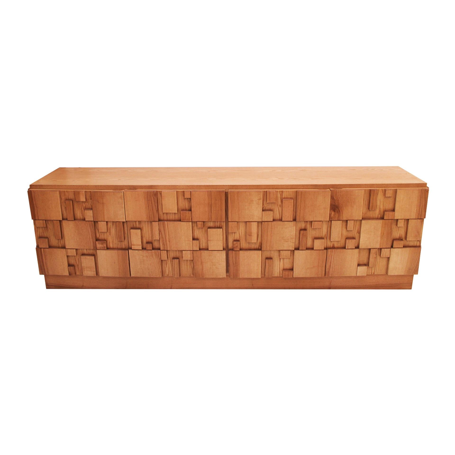 Handgeschnitztes Eichen-Sideboard mit vier Türen und zentralem Innenregal. Italien

Jeder Artikel, den LA Studio anbietet, wird von unserem 10-köpfigen Team in unserer hauseigenen Werkstatt geprüft. Spezielle Restaurierungs- oder