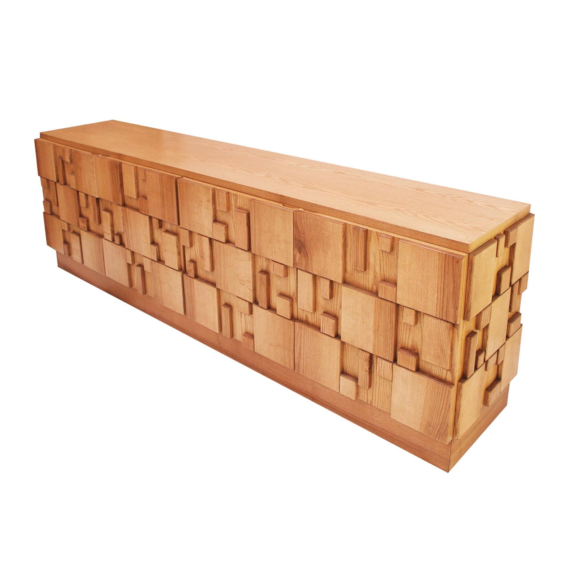 Großes handgeschnitztes italienisches Sideboard aus Eiche im brutalistischen Stil (Brutalismus) im Angebot
