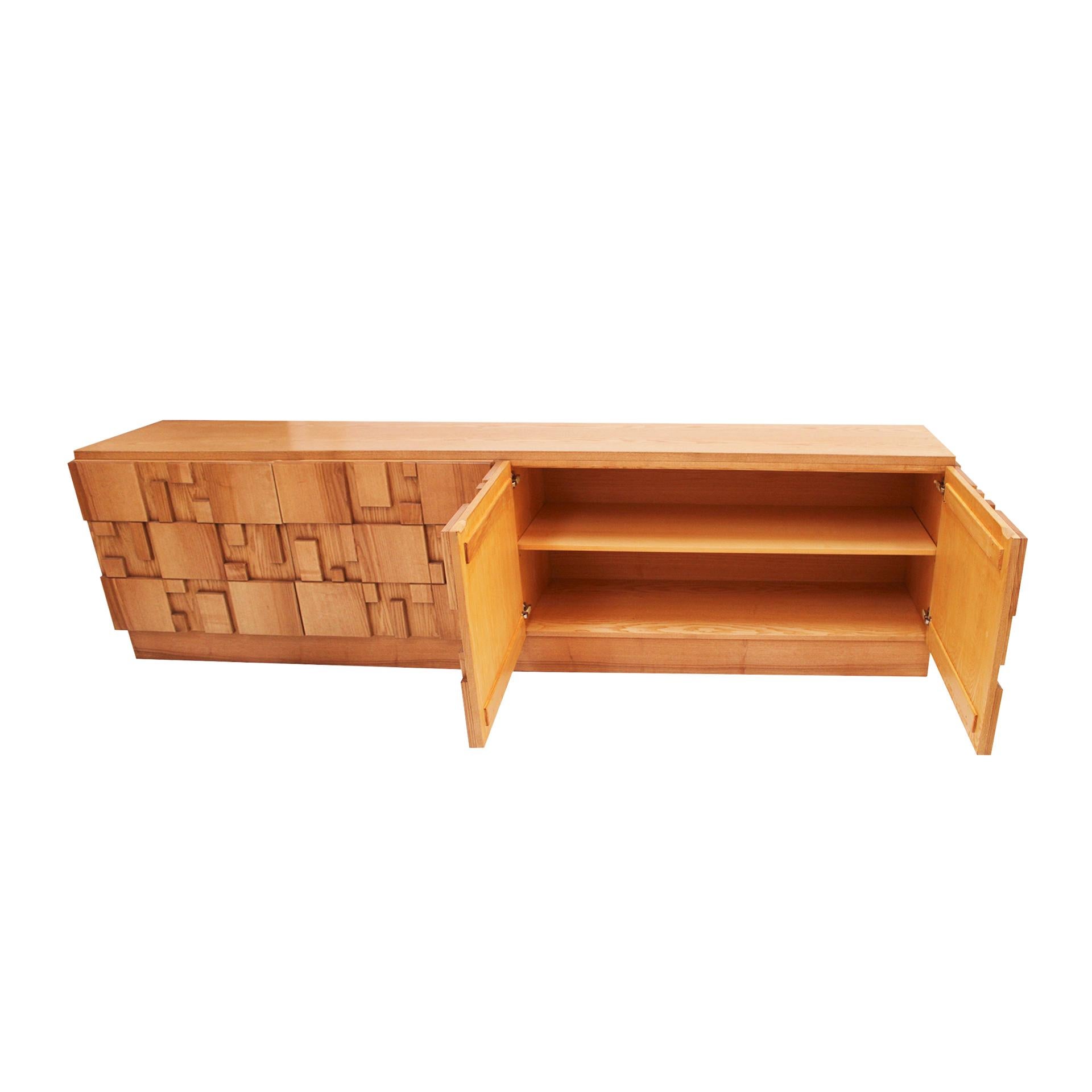 Großes handgeschnitztes italienisches Sideboard aus Eiche im brutalistischen Stil im Zustand „Gut“ im Angebot in Madrid, ES