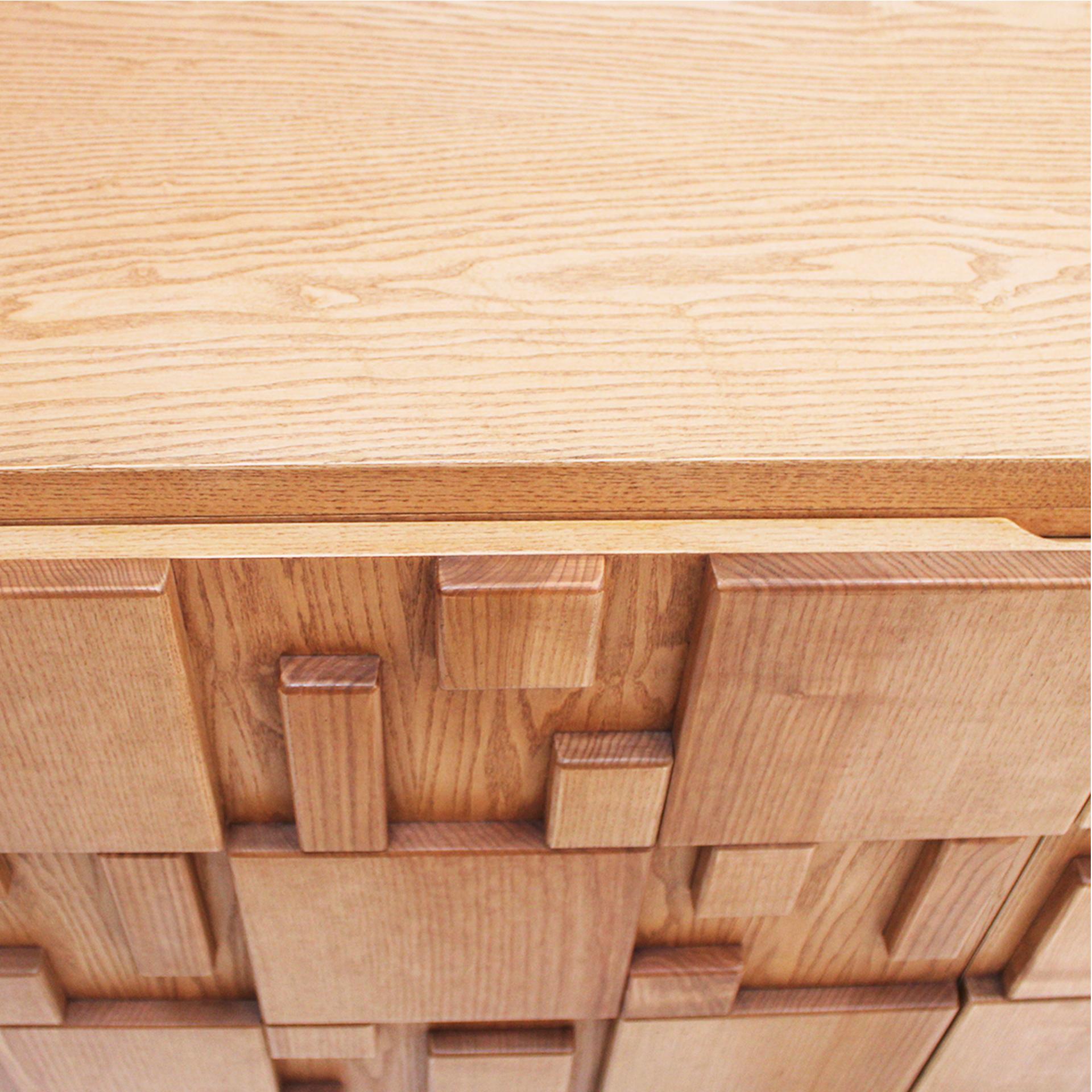 Großes handgeschnitztes italienisches Sideboard aus Eiche im brutalistischen Stil (Eichenholz) im Angebot