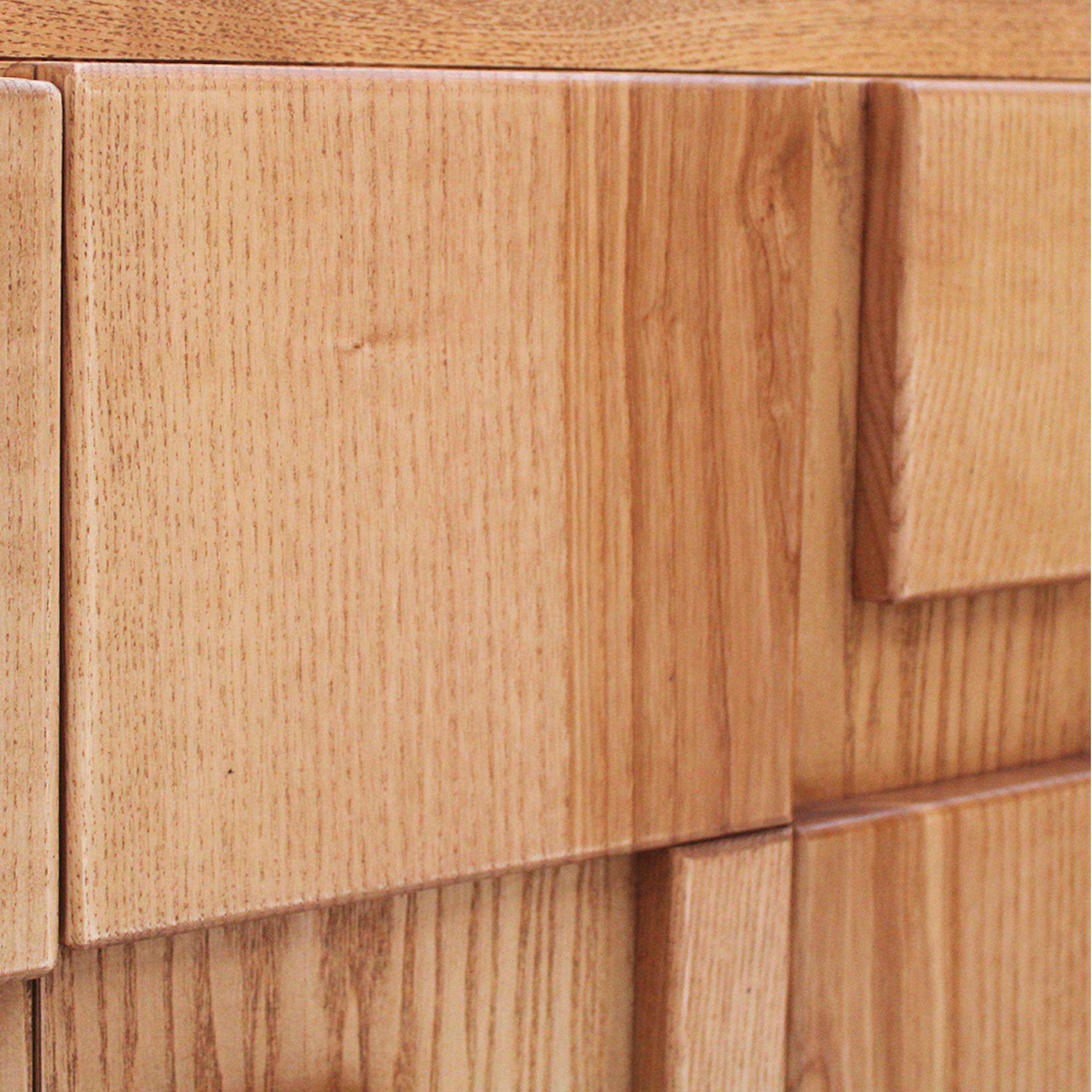 Großes handgeschnitztes italienisches Sideboard aus Eiche im brutalistischen Stil im Angebot 1