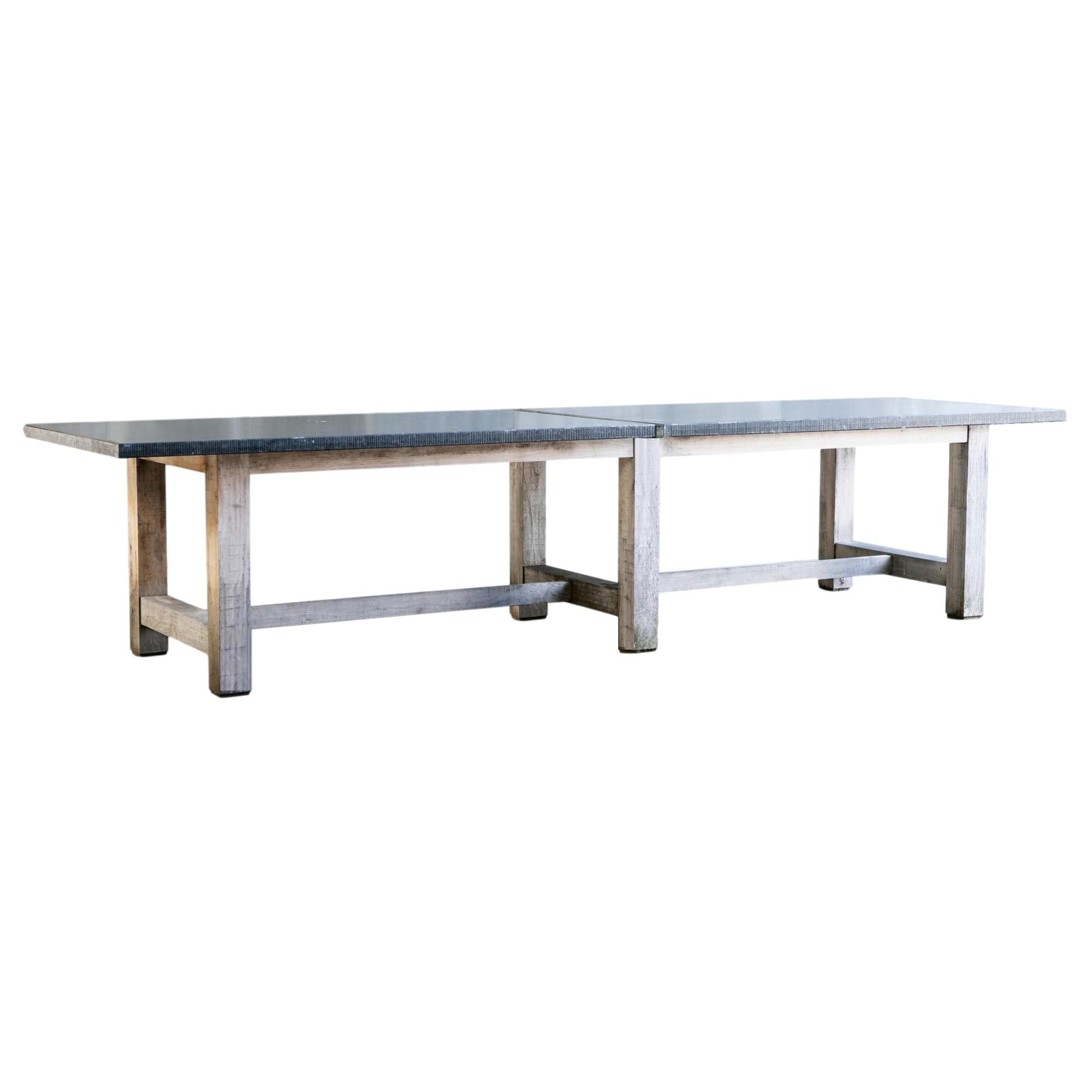 8' - 10" Brutalistischer Tisch für den Außenbereich aus blauem Stein und massiver Eiche