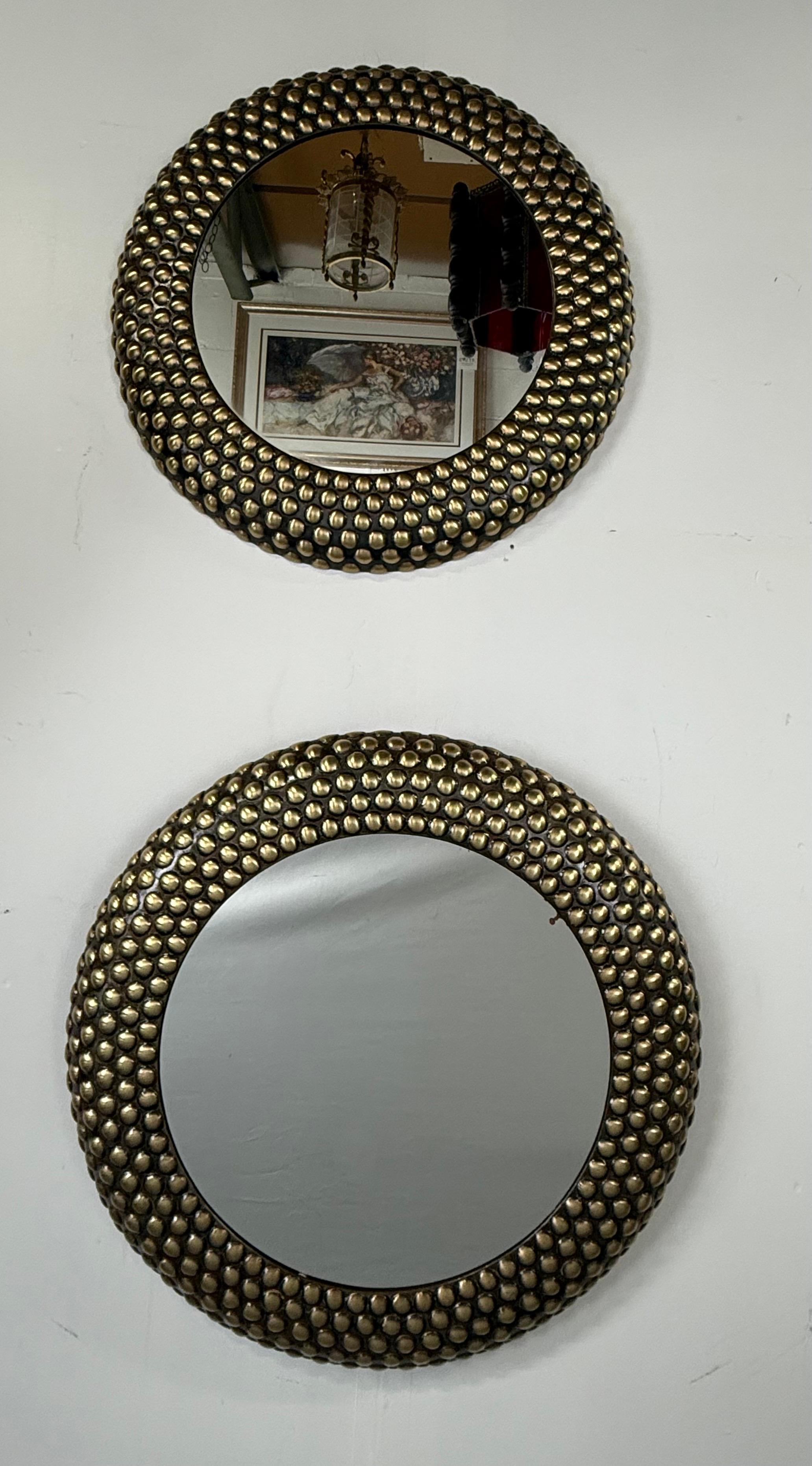 
Miroir rond en bronze de style brutaliste, paire compatible : 

Cette élégante paire de miroirs ronds dégage une sensibilité brutaliste raffinée, fabriquée de main de maître en bronze. Chaque miroir est entouré d'un cadre substantiel à la texture