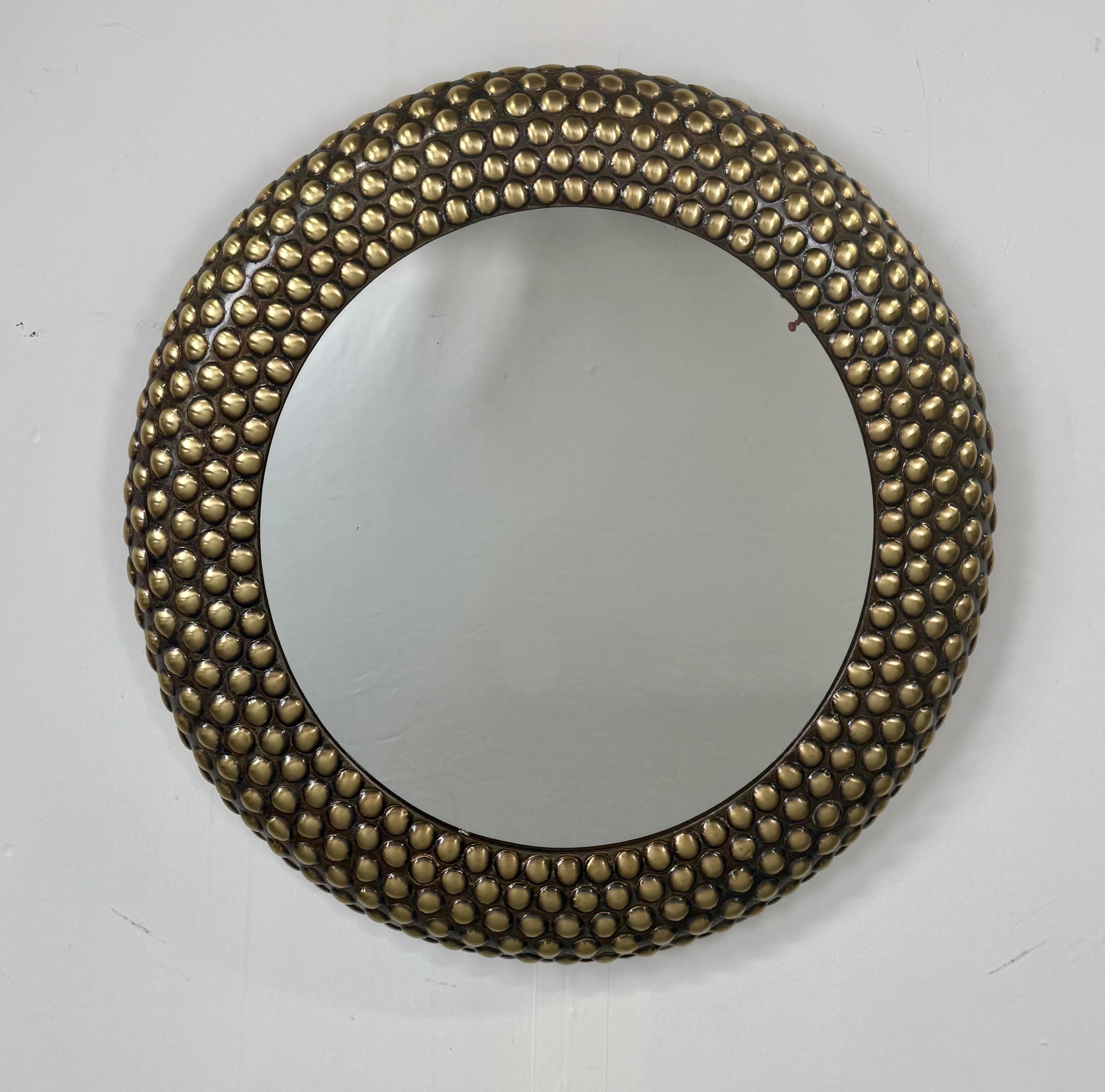 Brutalisme Miroir rond clouté de style brutaliste, combinable en vente