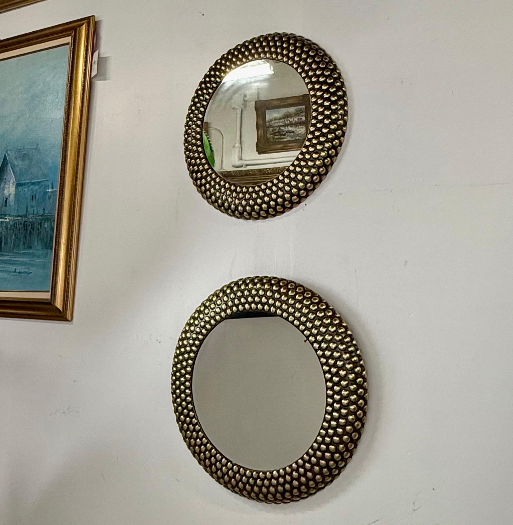 Fait main Miroir rond clouté de style brutaliste, combinable en vente