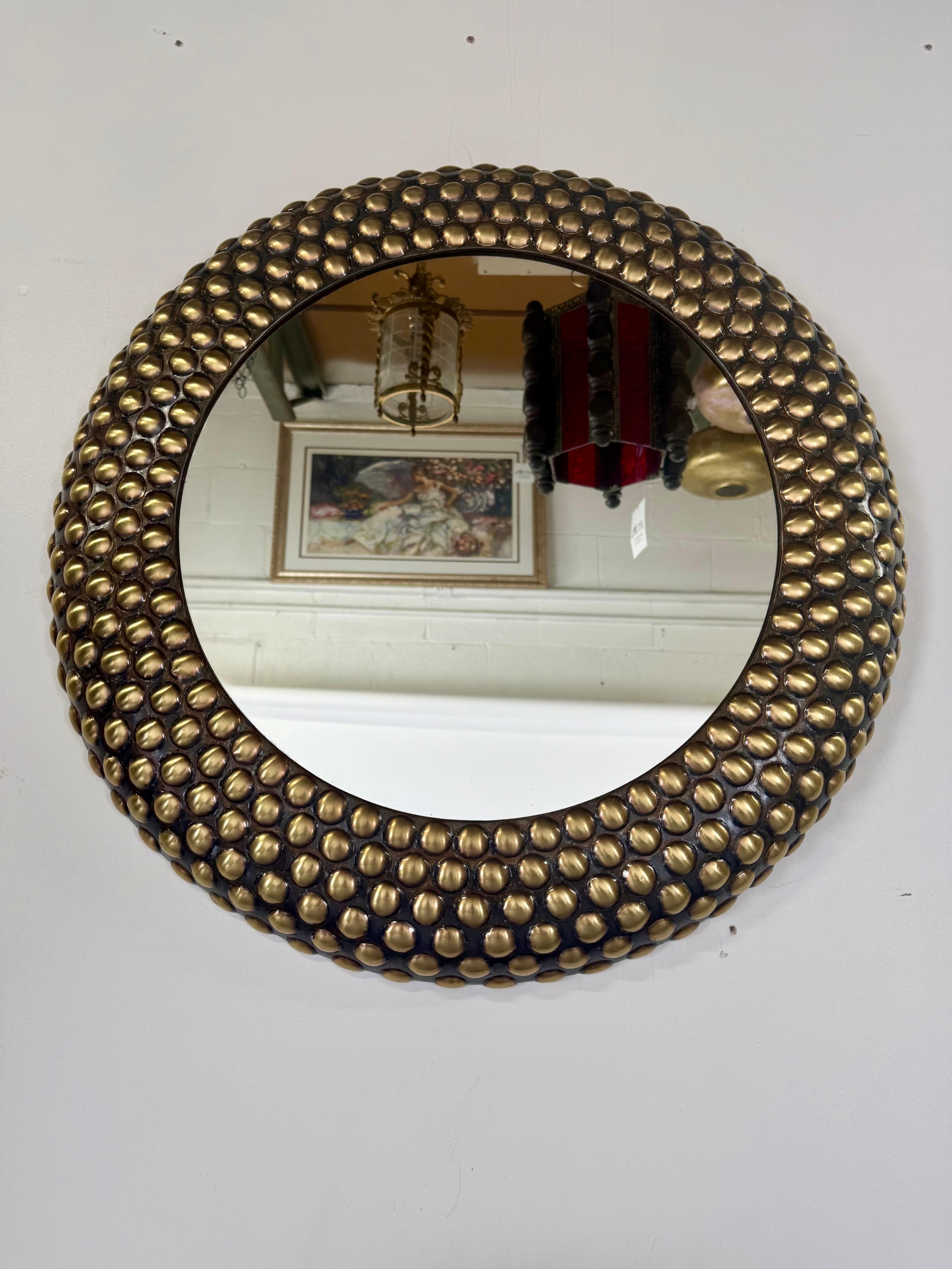 Bronze Miroir rond clouté de style brutaliste, combinable en vente