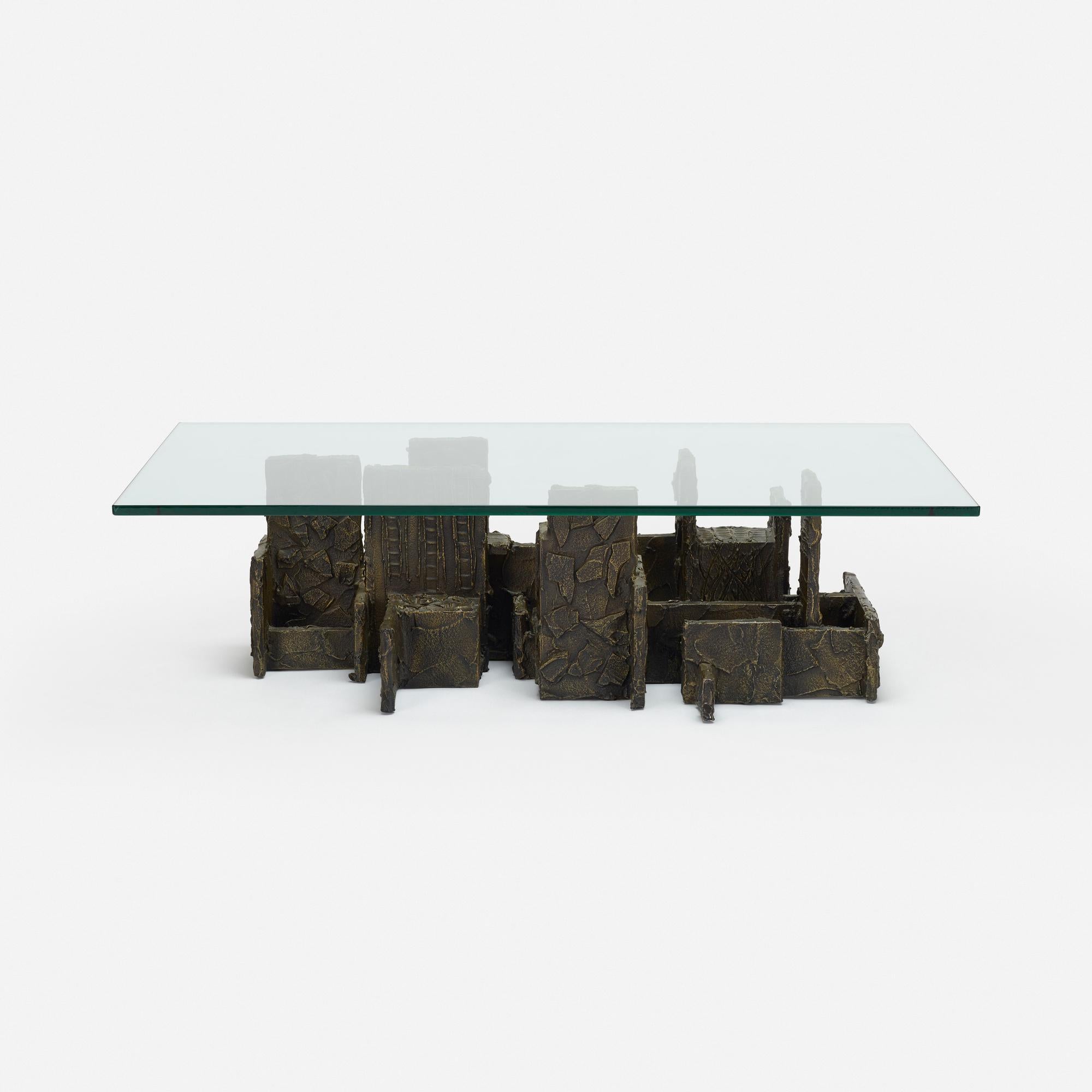 Rare table basse modèle PE-131 par le célèbre designer de meubles Paul Evans. Cette table basse unique 