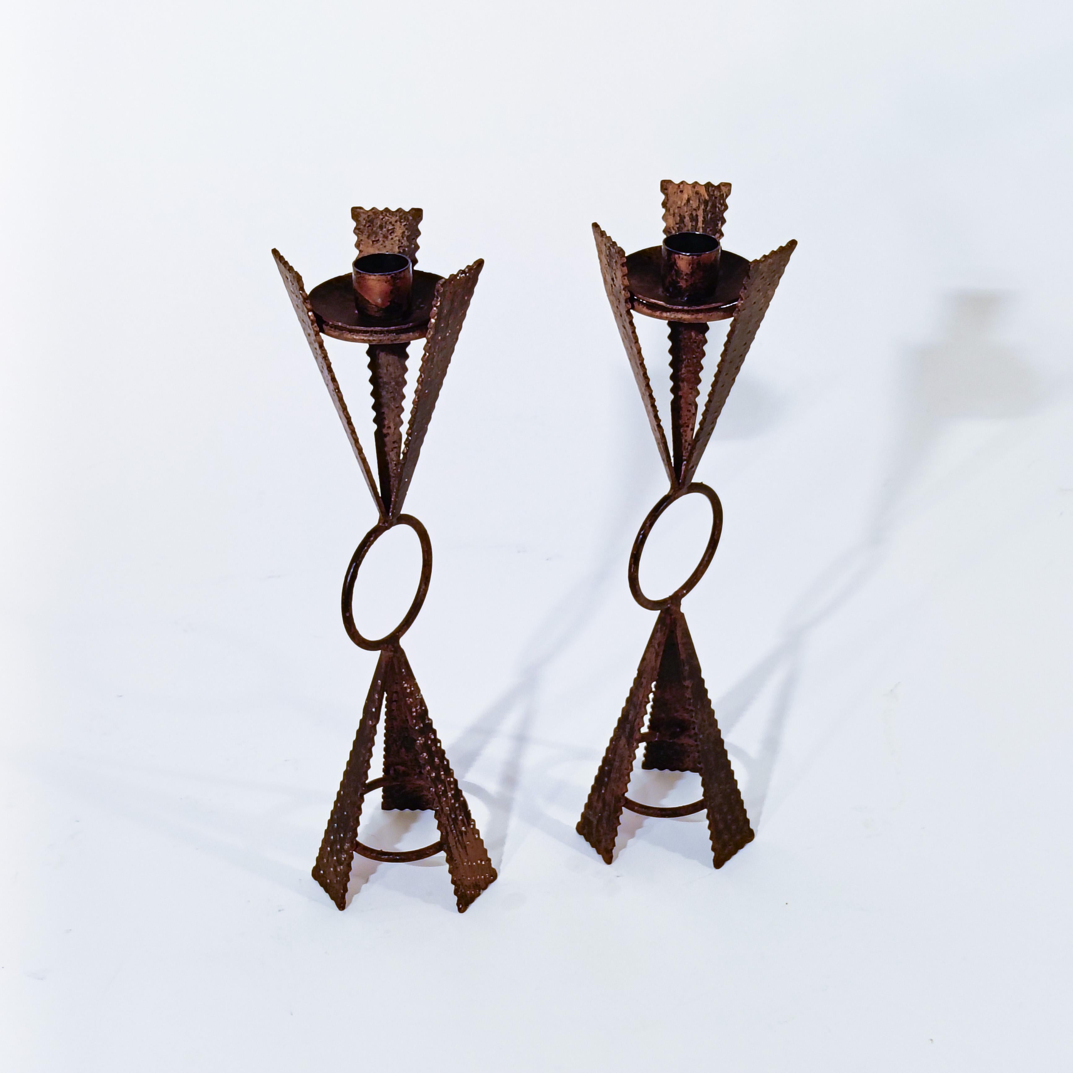 Sculptural candle holders by Ferro Art (also Ferroart), Spain, 1950s, set of 2. Made of wrought iron worked, welded and hammered entirely by hand, with a subtle gold patinated finish. Brutalist, Safari and Mid-Century style.
Very much in the style