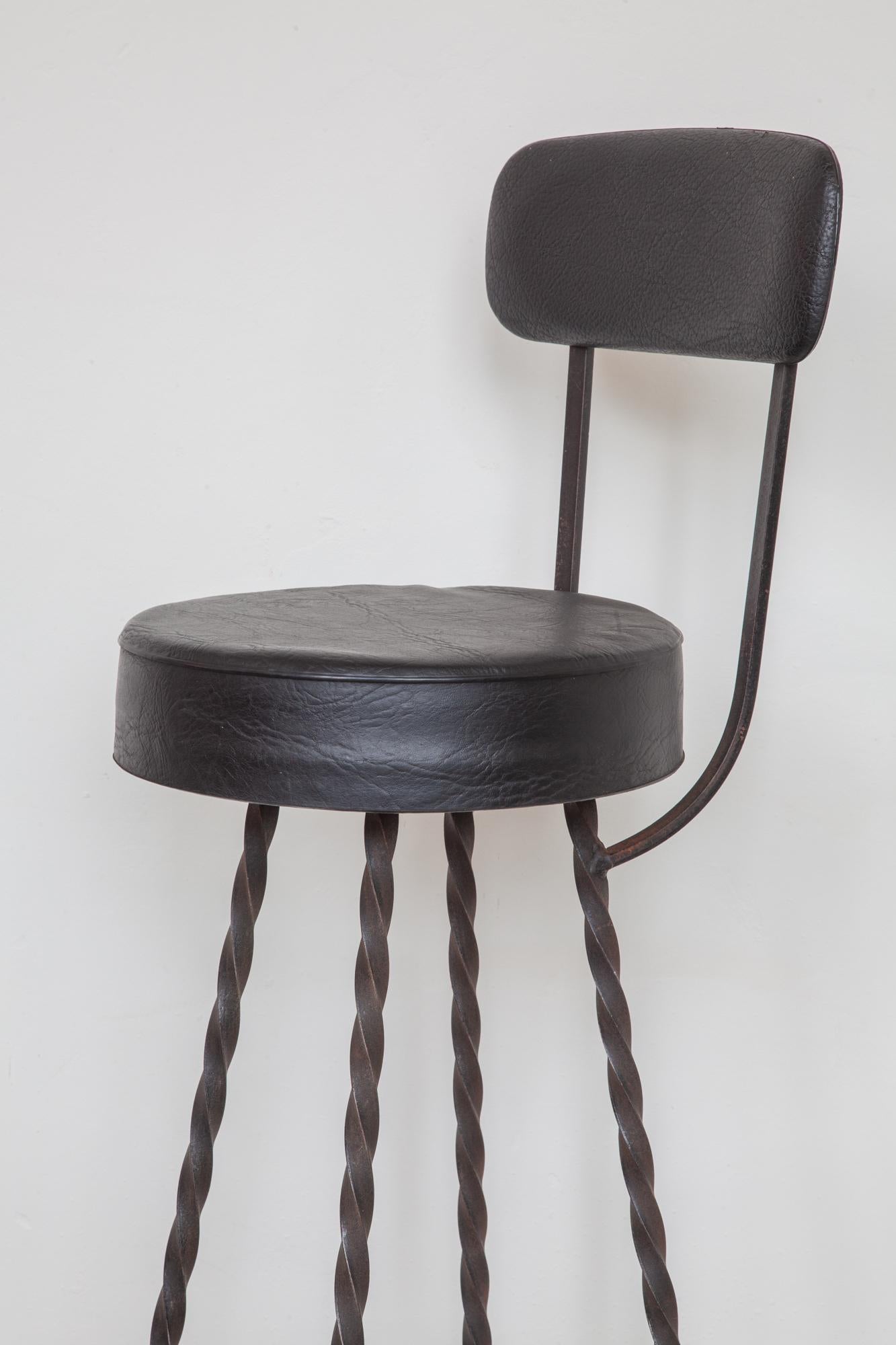 Brutalist set of four cast iron vintage bar stools made in the 1970s with feet ring and backseat.
Diameter: 31 cm, Height: 85 cm, all in perfect original condition.