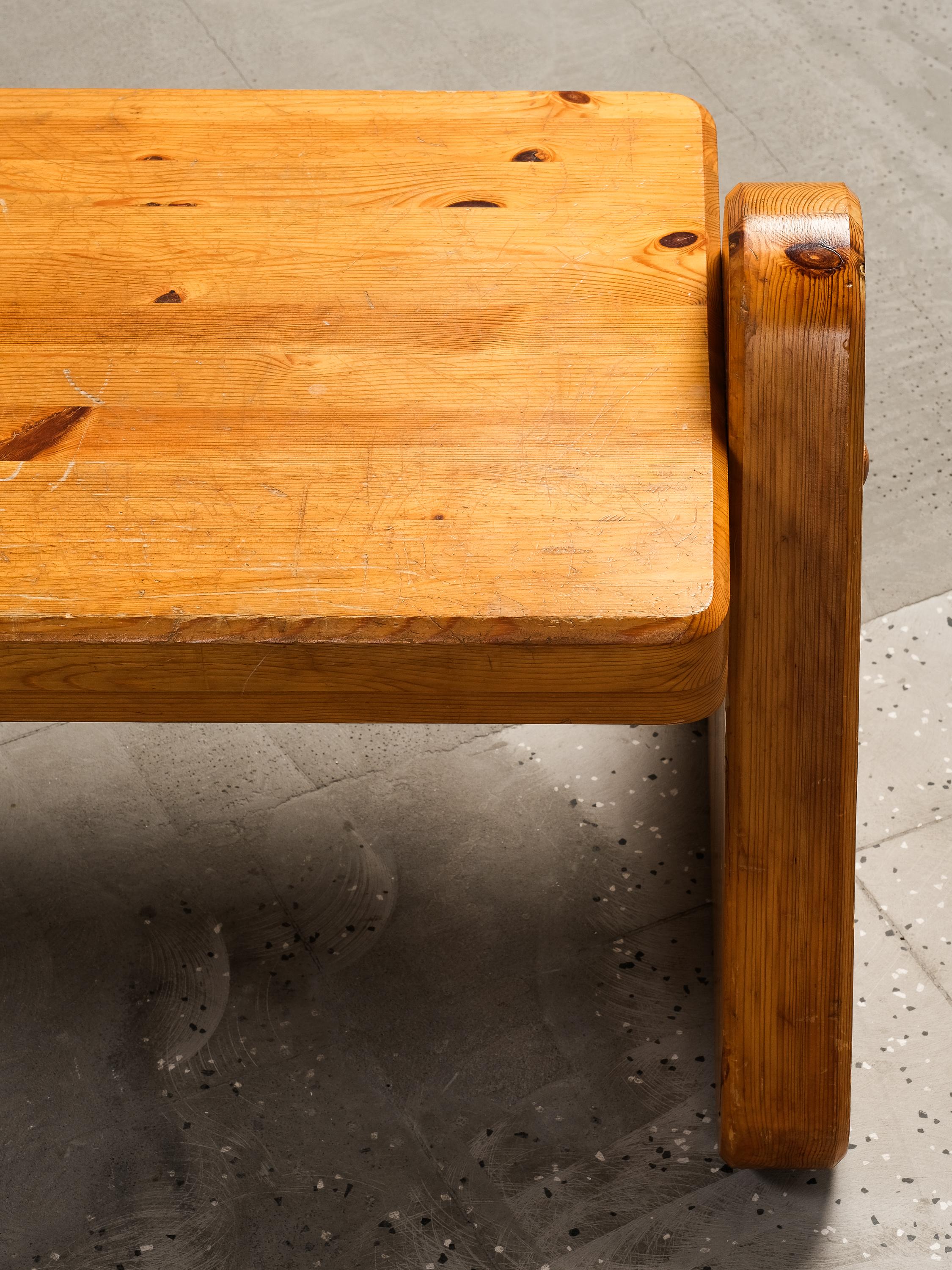 Brutalist Style Solid Pine Bench, Finland, 1980s In Fair Condition For Sale In Karis, Nyland