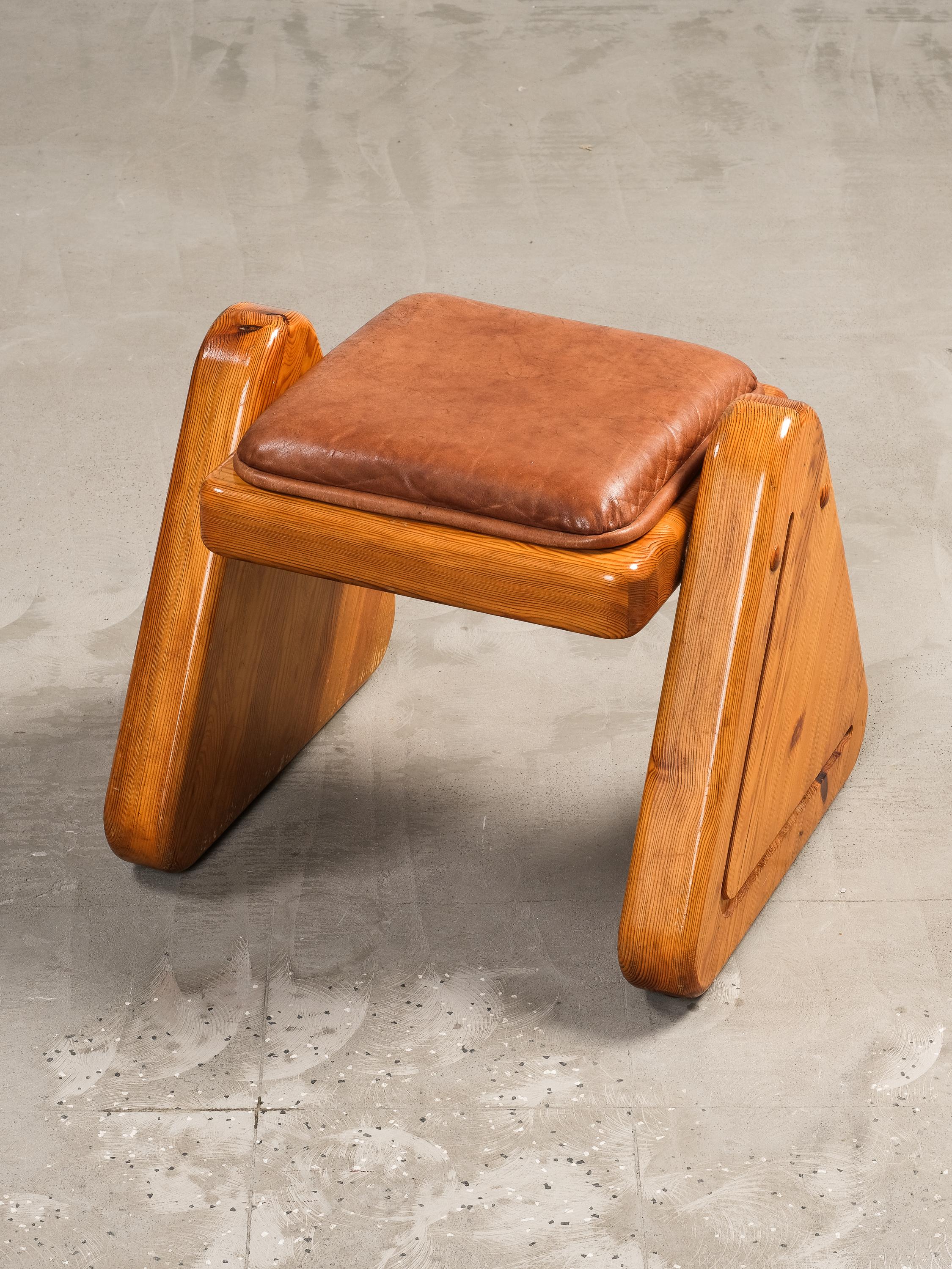 Taburete único de pino macizo con cojín de cuero. Realizado por un diseñador finlandés desconocido en la década de 1980, a medida para un refugio de esquí en la Laponia finlandesa.

Gran artesanía, perfectamente adaptable a cualquier estilo de