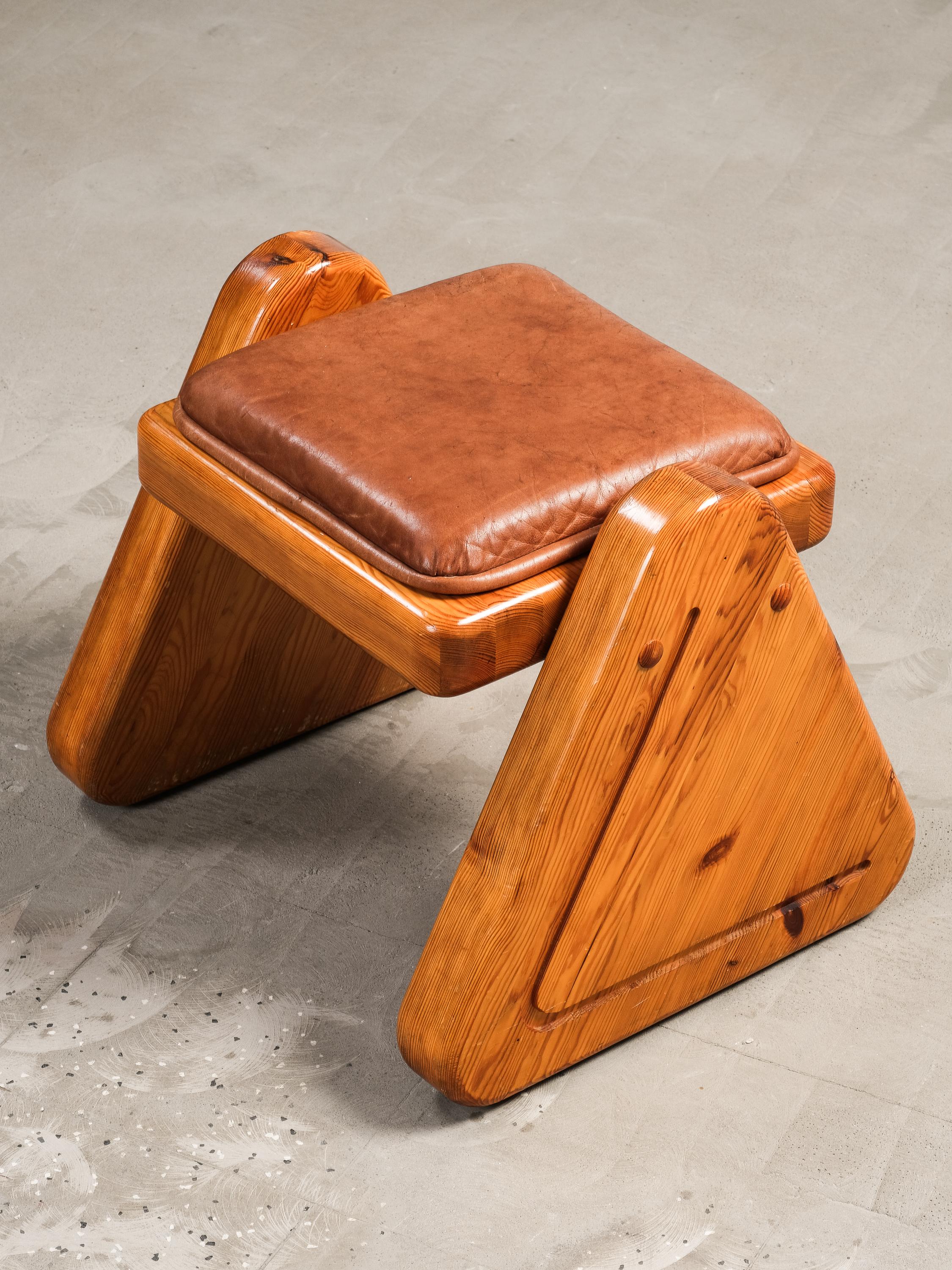 Taburete de pino macizo de estilo brutalista con cojín de cuero, Finlandia, años 80 Posmoderno en venta