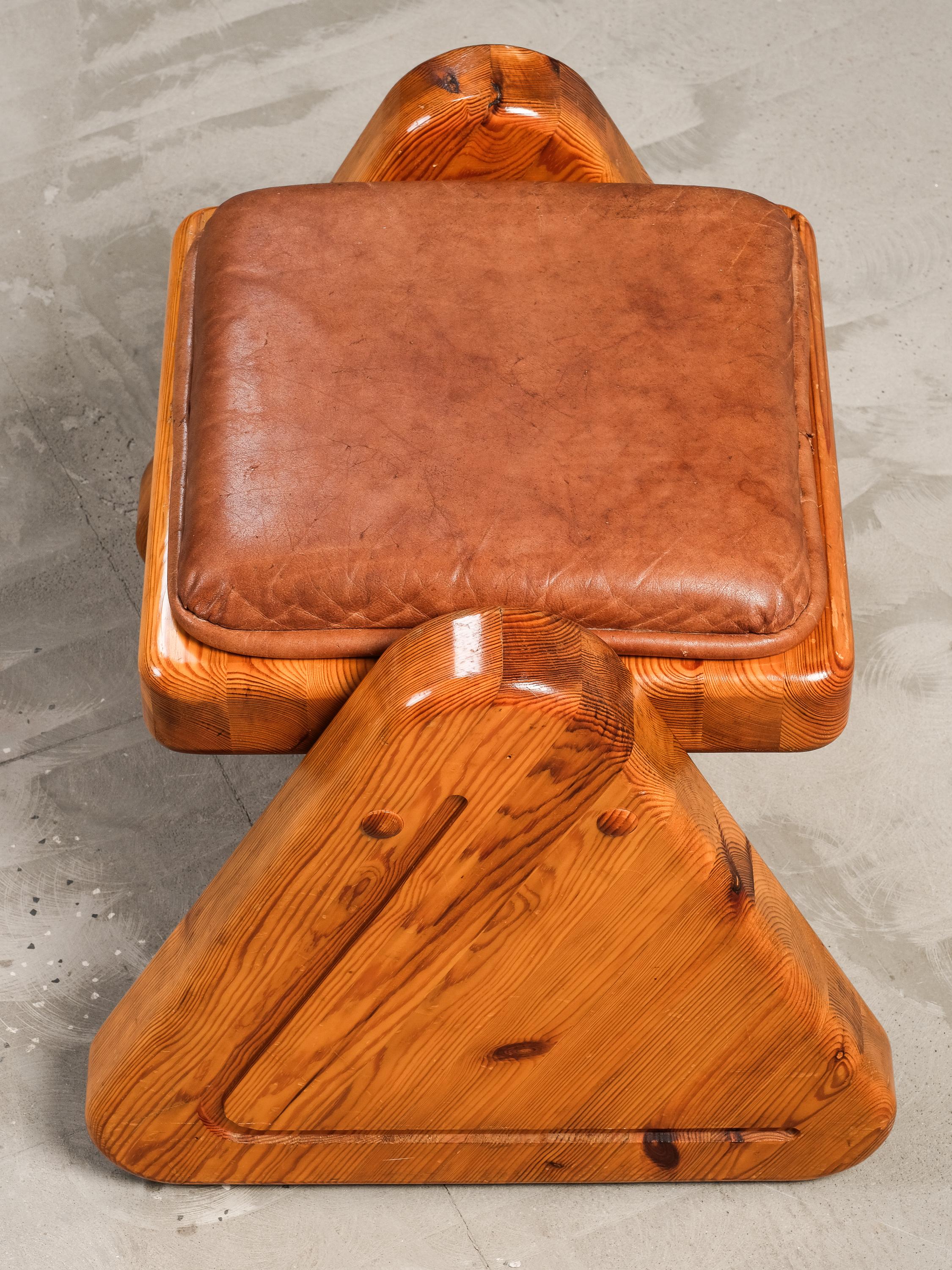 Taburete de pino macizo de estilo brutalista con cojín de cuero, Finlandia, años 80 en Bueno estado para la venta en Karis, Nyland