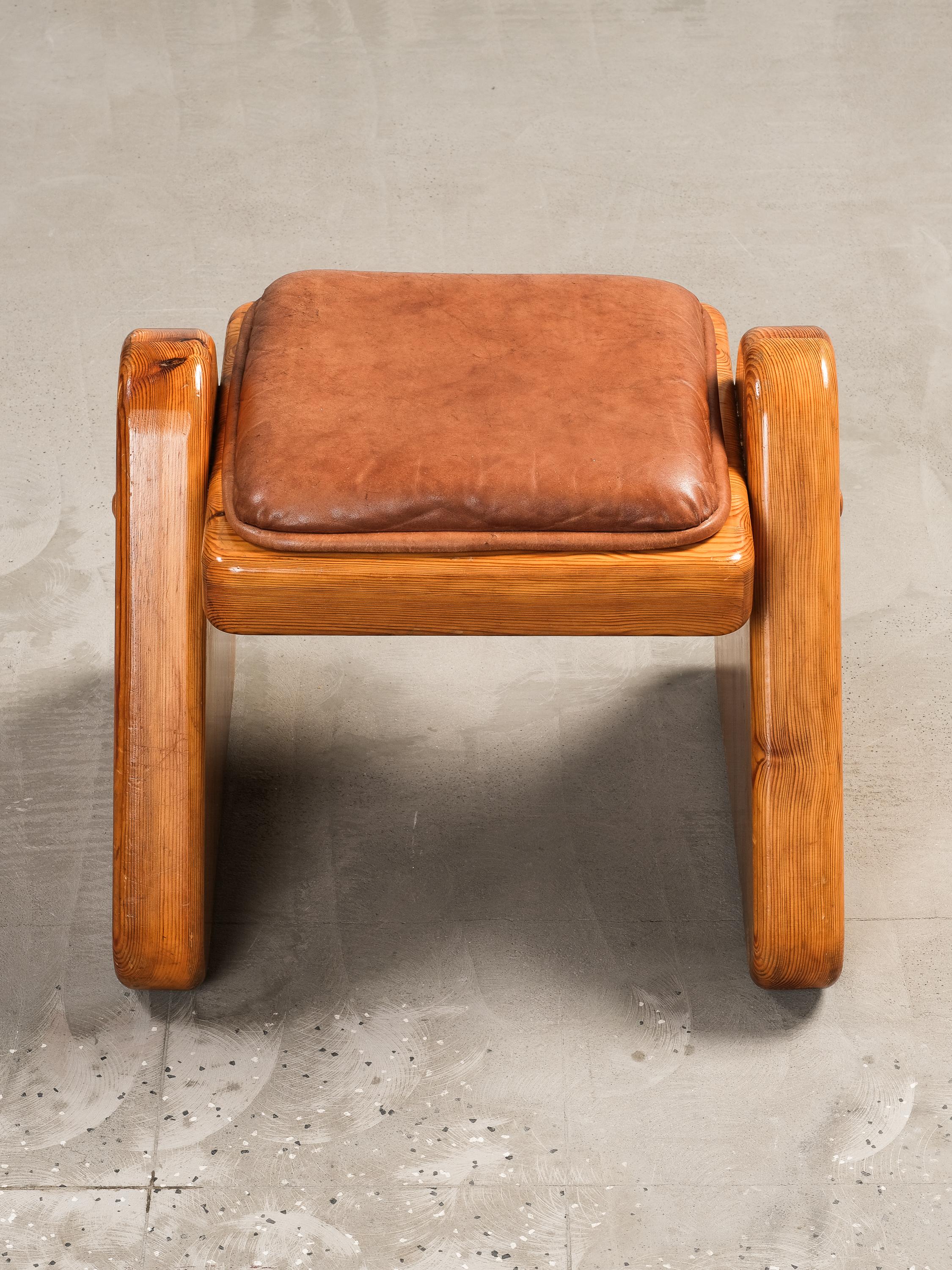 Taburete de pino macizo de estilo brutalista con cojín de cuero, Finlandia, años 80 Pino en venta