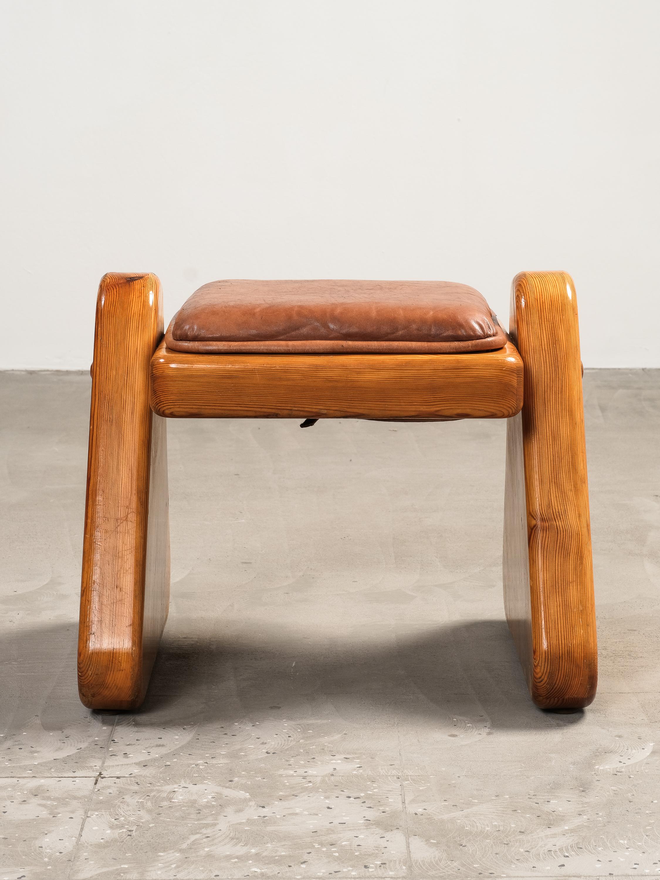 Taburete de pino macizo de estilo brutalista con cojín de cuero, Finlandia, años 80 en venta 1