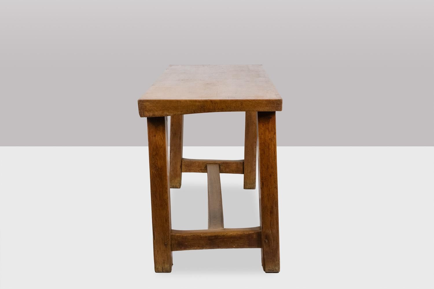 Français Table ou bureau de style brutaliste en hêtre. Circa 1900. LS5710709I en vente