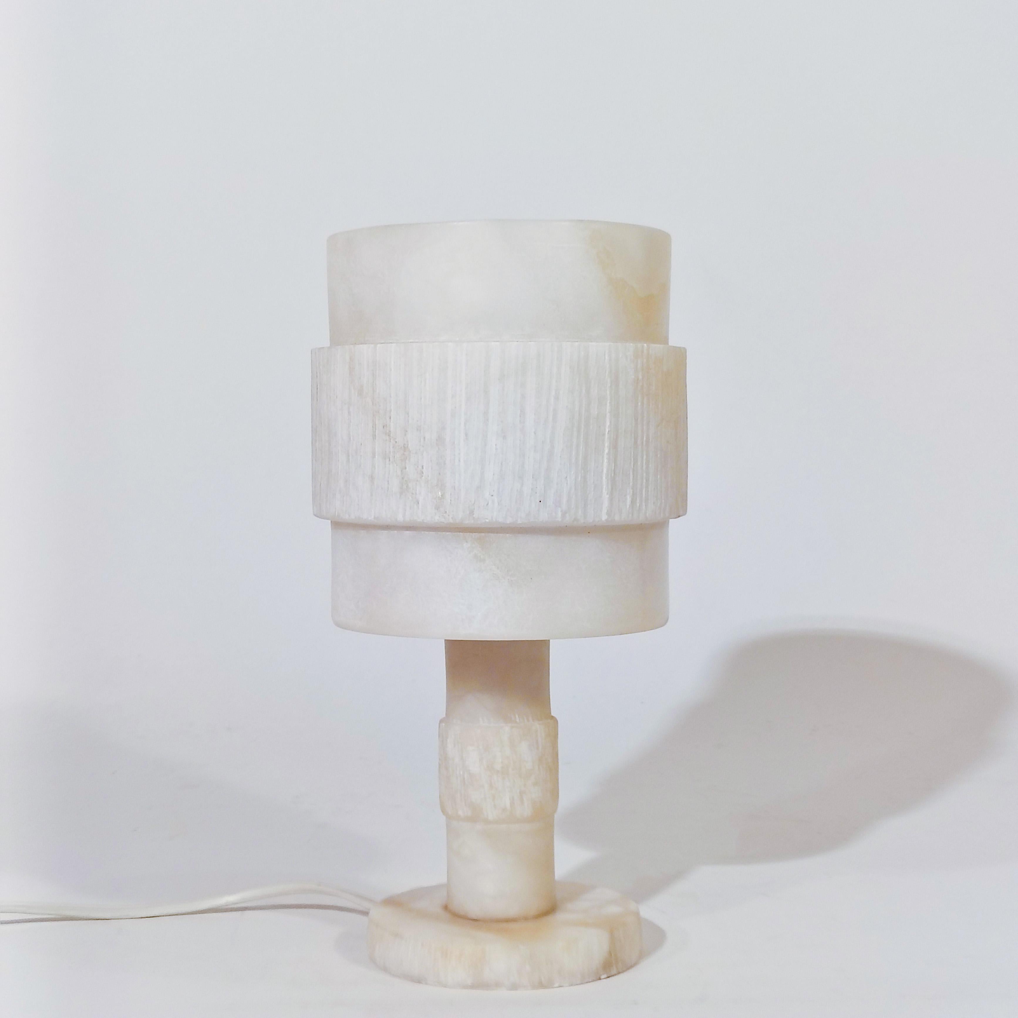 Brutalist style. Turned veined alabaster table lamp, Spain, 1950s For Sale 4