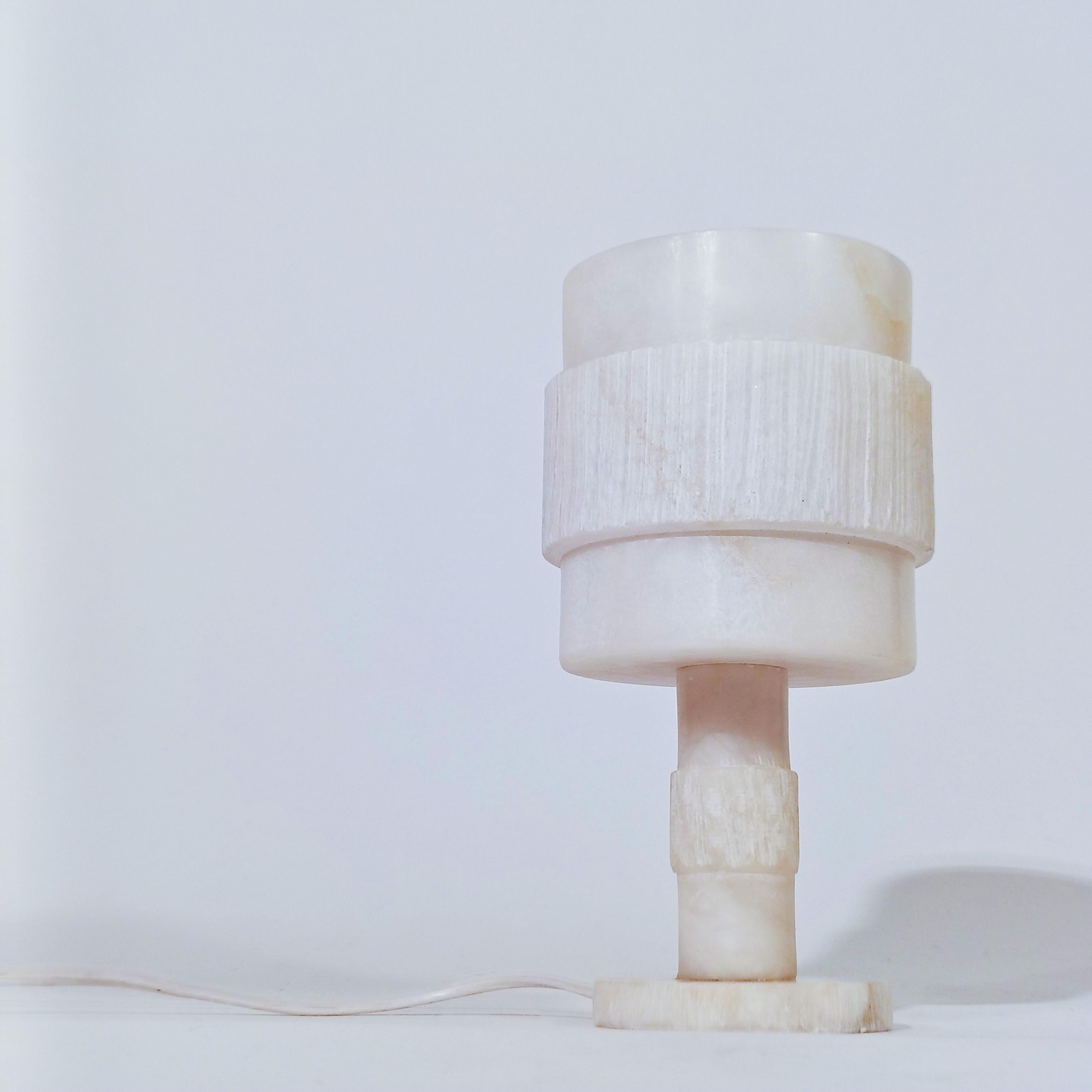 Spanish Brutalist style. Turned veined alabaster table lamp, Spain, 1950s For Sale