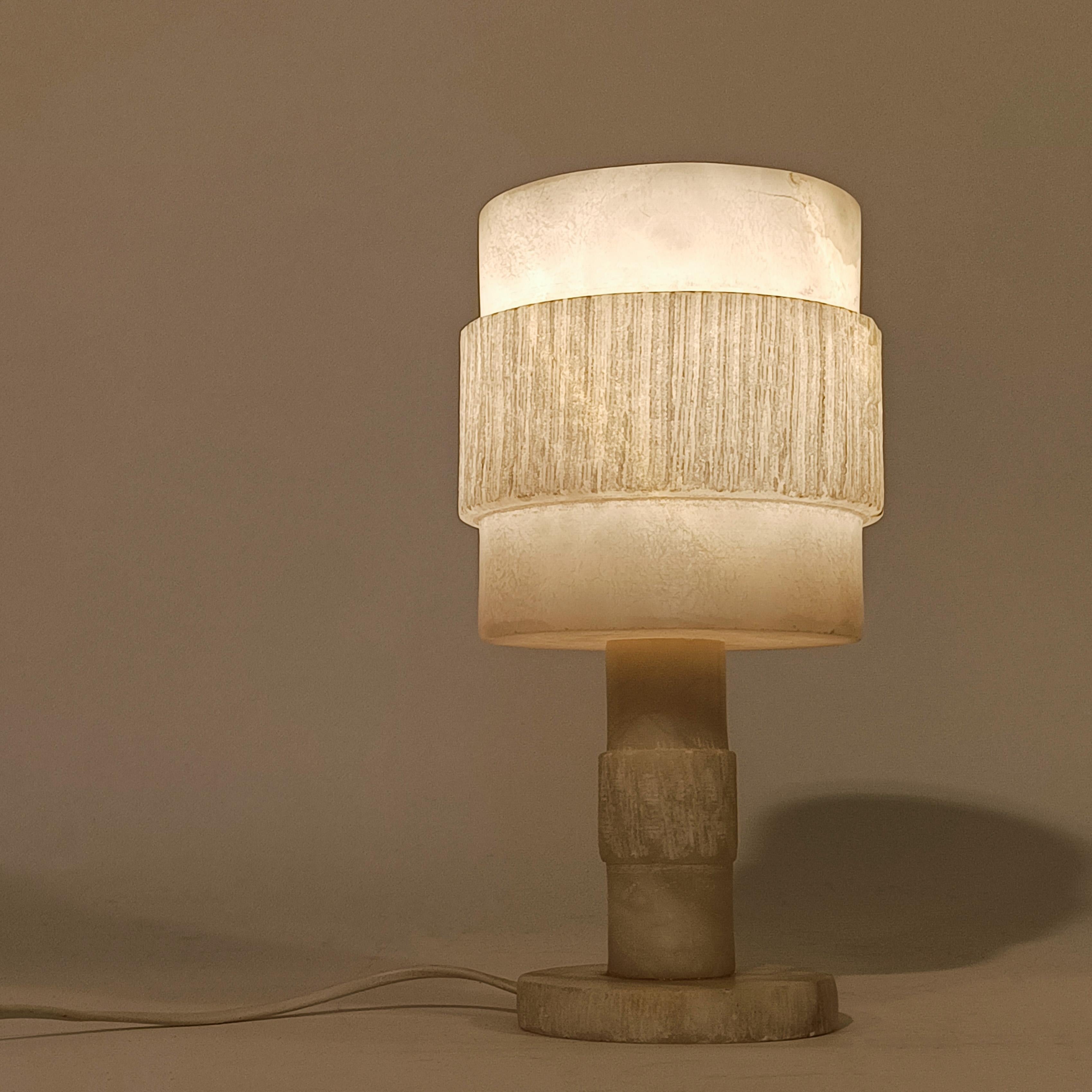 Brutalist style. Turned veined alabaster table lamp, Spain, 1950s In Good Condition For Sale In SANT ADRIÀ DE BESÒS, ES