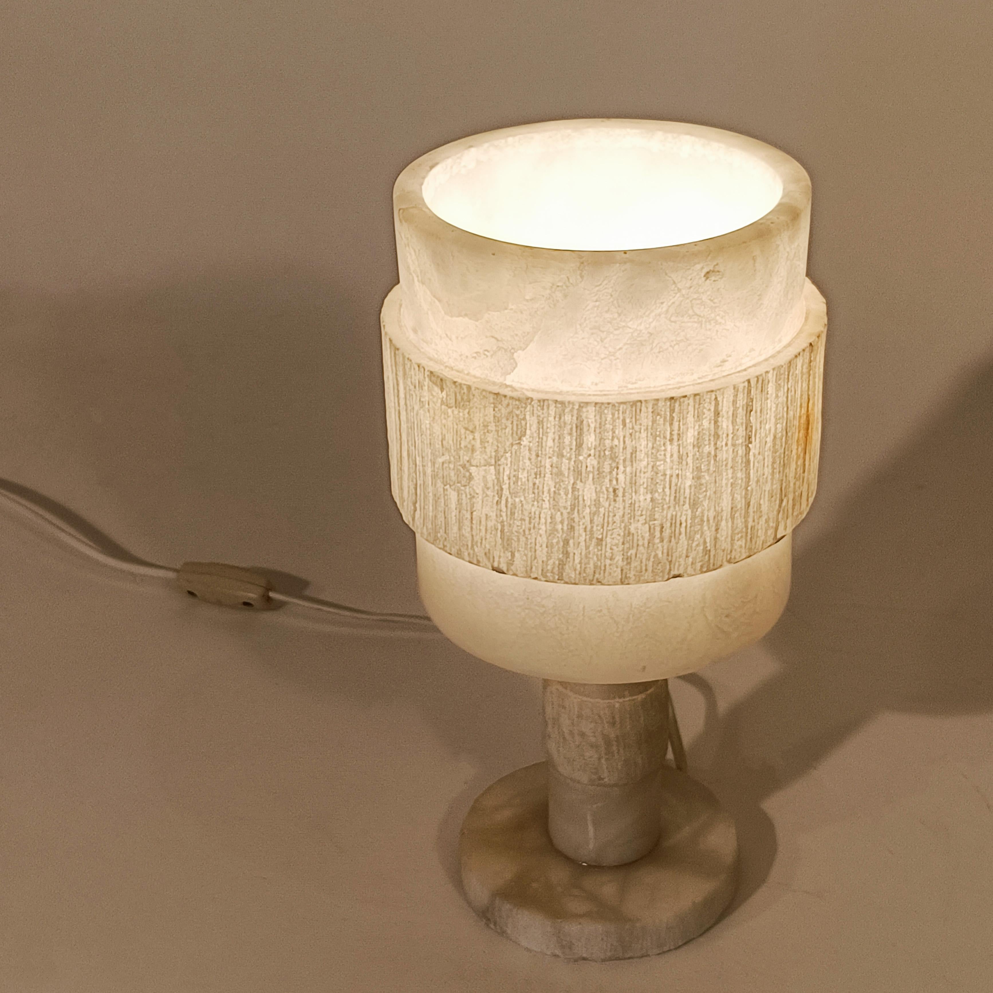 Mid-20th Century Brutalist style. Turned veined alabaster table lamp, Spain, 1950s For Sale