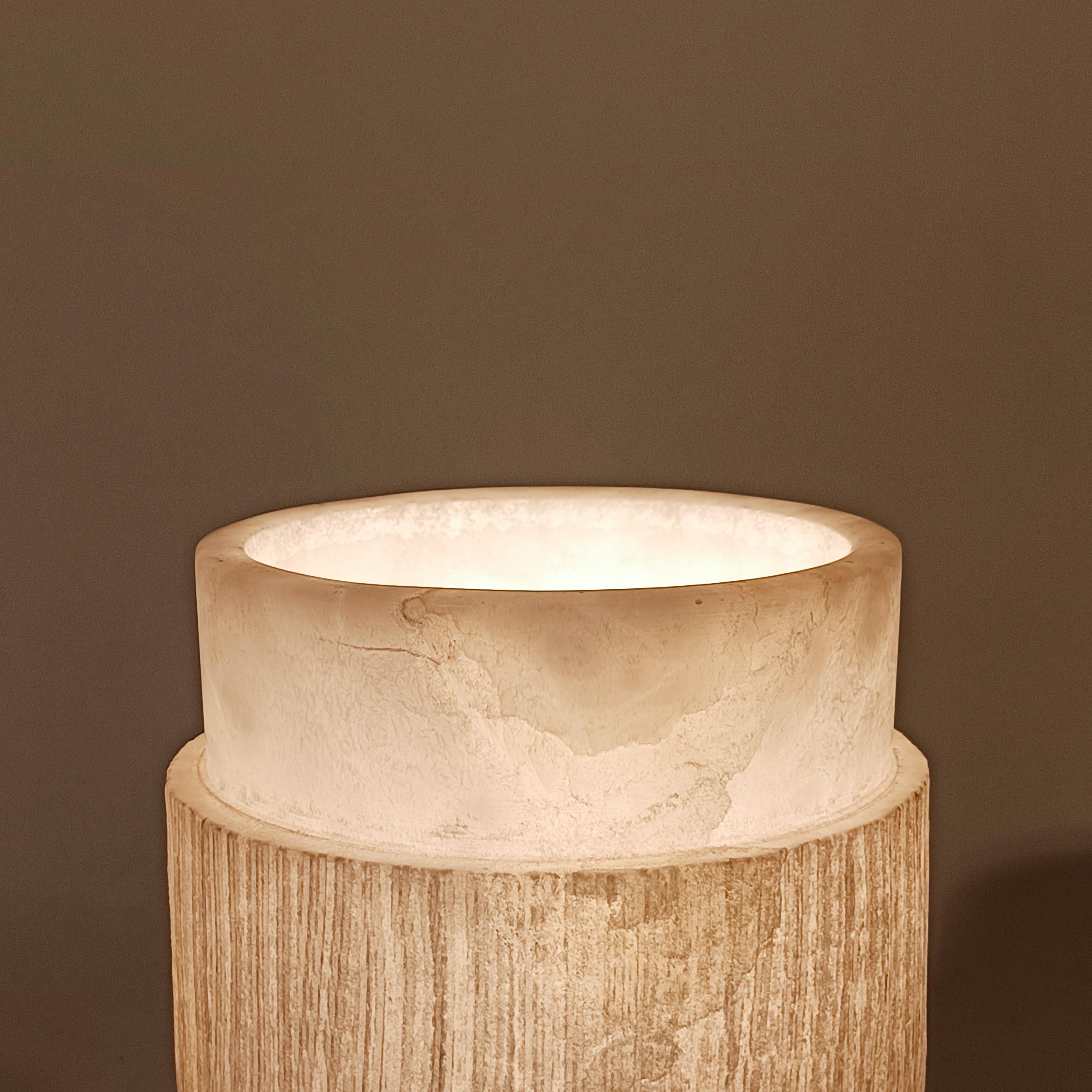 Brutalist style. Turned veined alabaster table lamp, Spain, 1950s For Sale 1