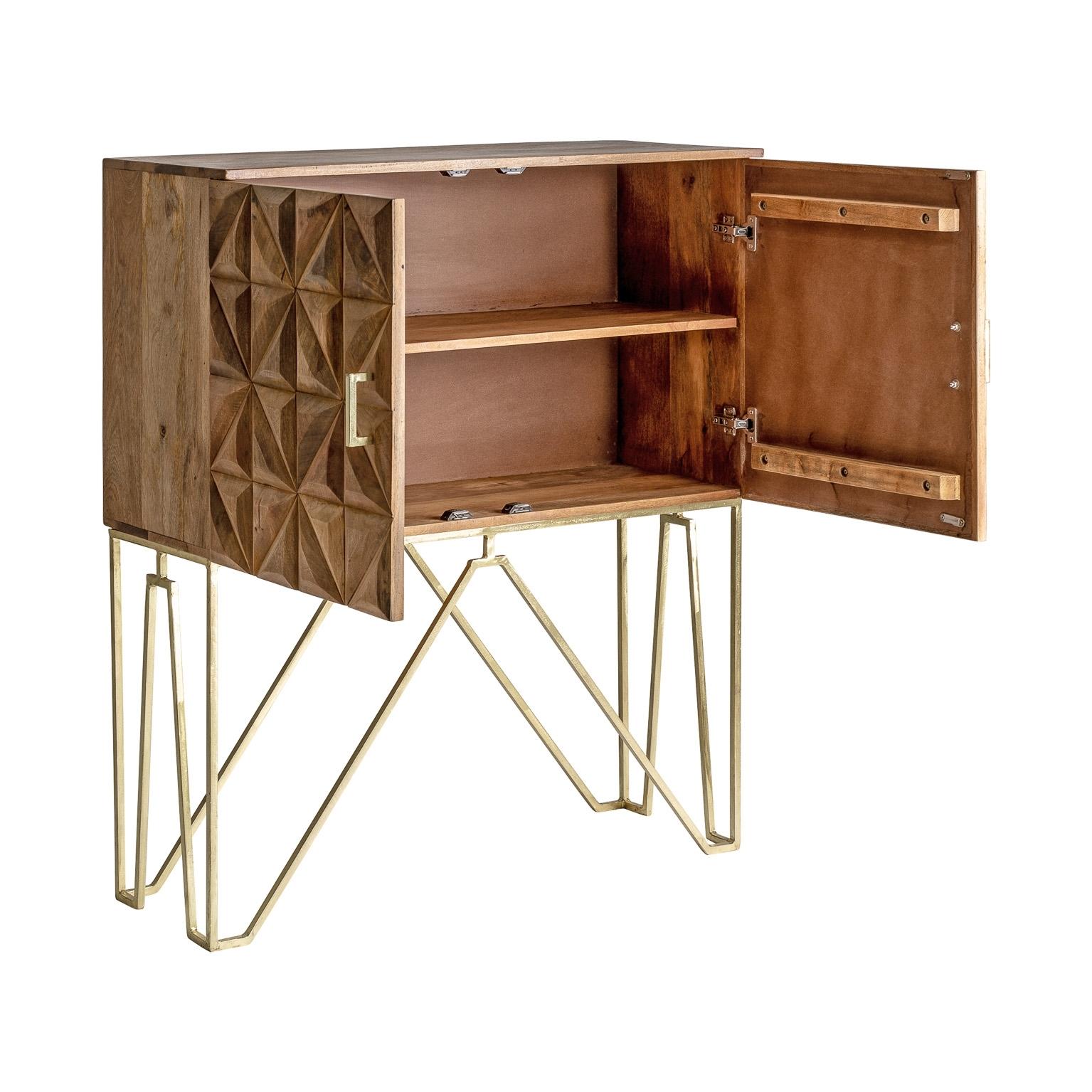 Brutalist style wooden cabinet : An eyecatcher with geometrical and harmonious lines, it is composed of 2 graphic door panels adorned with gilded metal feet space. Gold and wood patina, a diamond!